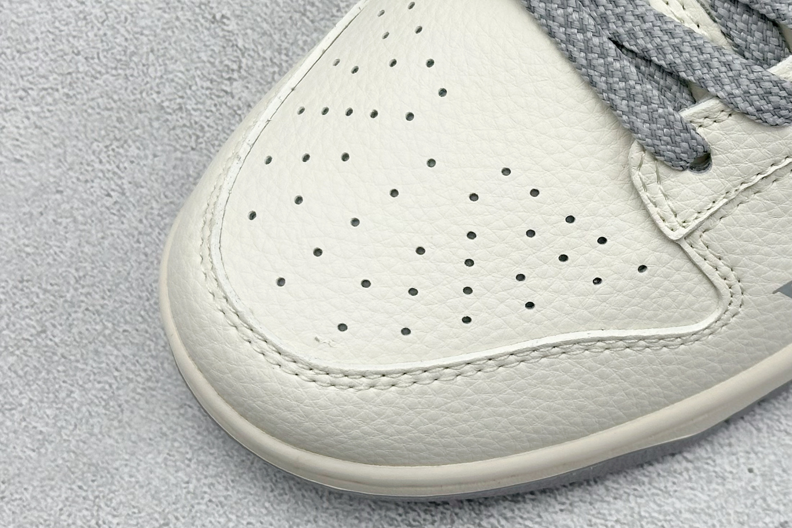 Nike SB Dunk Low x Louis Vuitton 白灰 JY6988-113-莆田鞋,莆田鞋货源,高仿鞋,高仿鞋货源,安福档口,莆田高仿鞋,莆田鞋批发,高仿鞋批发,莆田高仿运动鞋,高仿运动鞋,莆田运动鞋 Nike SB Dunk Low x Louis Vuitton 白灰 JY6988-113