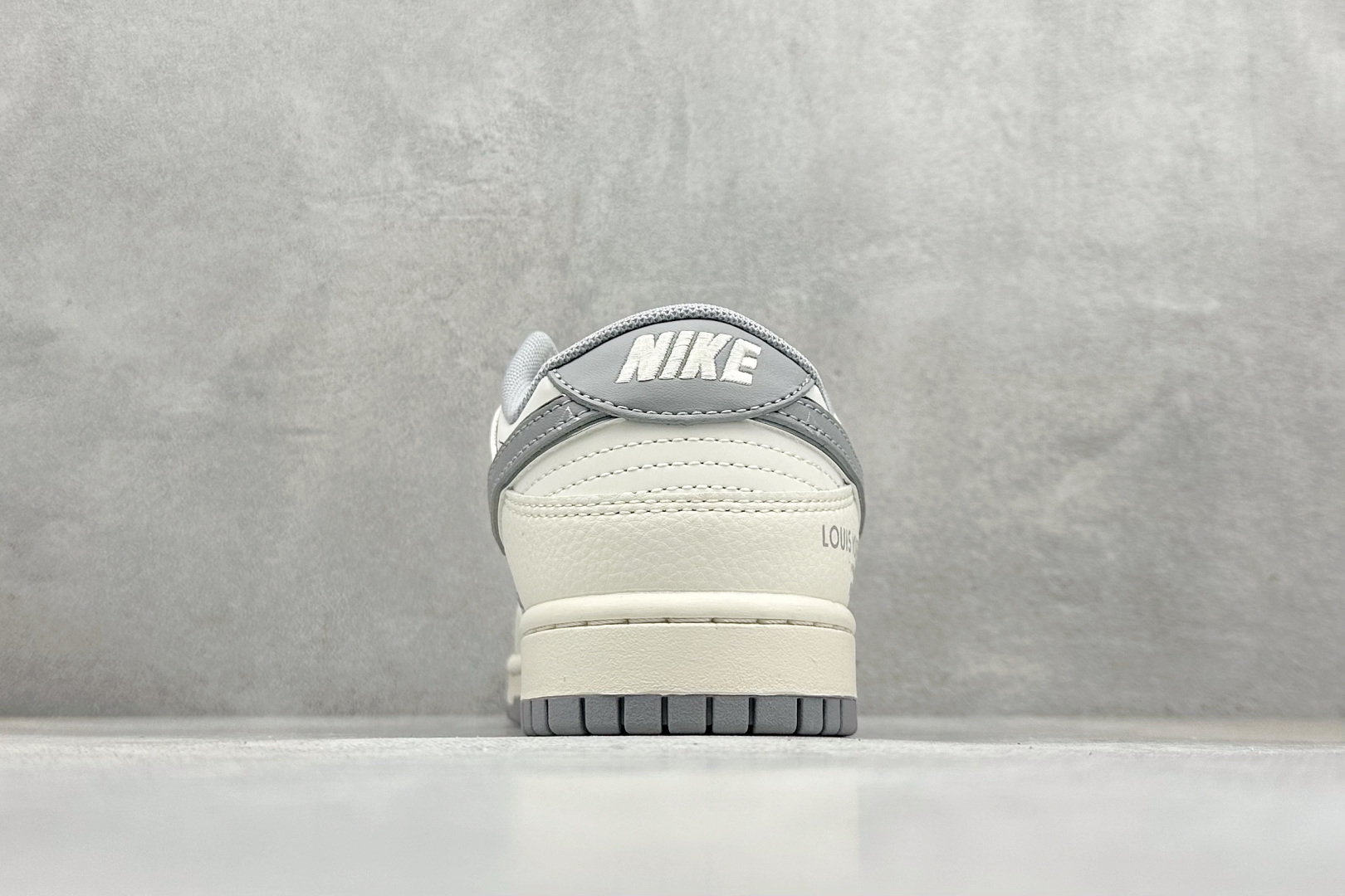 Nike SB Dunk Low x Louis Vuitton 白灰 JY6988-113-莆田鞋,莆田鞋货源,高仿鞋,高仿鞋货源,安福档口,莆田高仿鞋,莆田鞋批发,高仿鞋批发,莆田高仿运动鞋,高仿运动鞋,莆田运动鞋 Nike SB Dunk Low x Louis Vuitton 白灰 JY6988-113