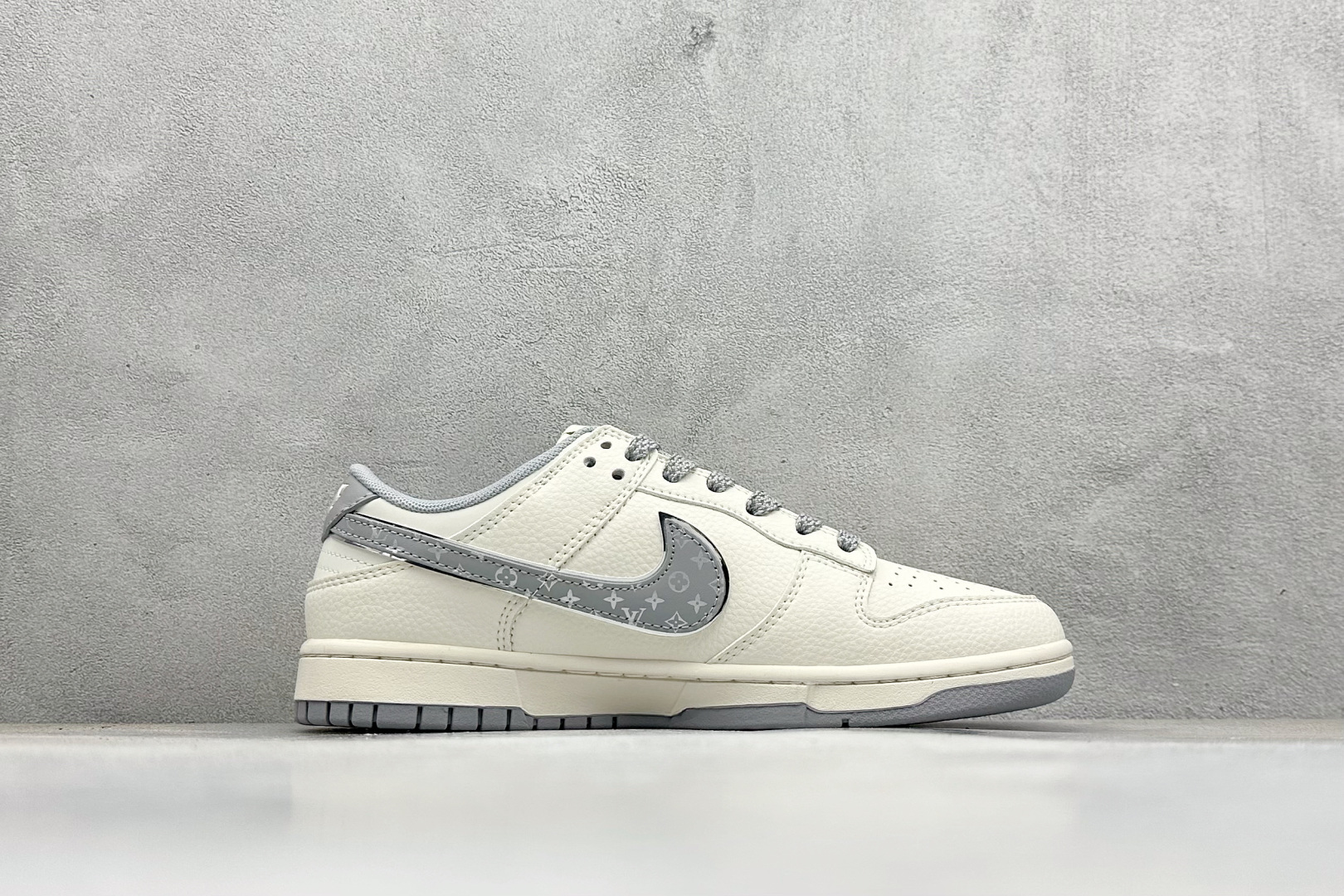 Nike SB Dunk Low x Louis Vuitton 白灰 JY6988-113-莆田鞋,莆田鞋货源,高仿鞋,高仿鞋货源,安福档口,莆田高仿鞋,莆田鞋批发,高仿鞋批发,莆田高仿运动鞋,高仿运动鞋,莆田运动鞋 Nike SB Dunk Low x Louis Vuitton 白灰 JY6988-113