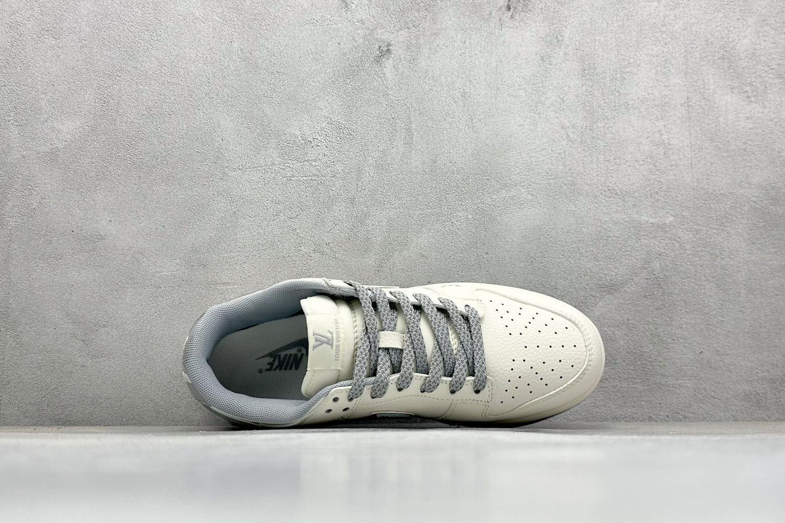 Nike SB Dunk Low x Louis Vuitton 白灰 JY6988-113-莆田鞋,莆田鞋货源,高仿鞋,高仿鞋货源,安福档口,莆田高仿鞋,莆田鞋批发,高仿鞋批发,莆田高仿运动鞋,高仿运动鞋,莆田运动鞋 Nike SB Dunk Low x Louis Vuitton 白灰 JY6988-113