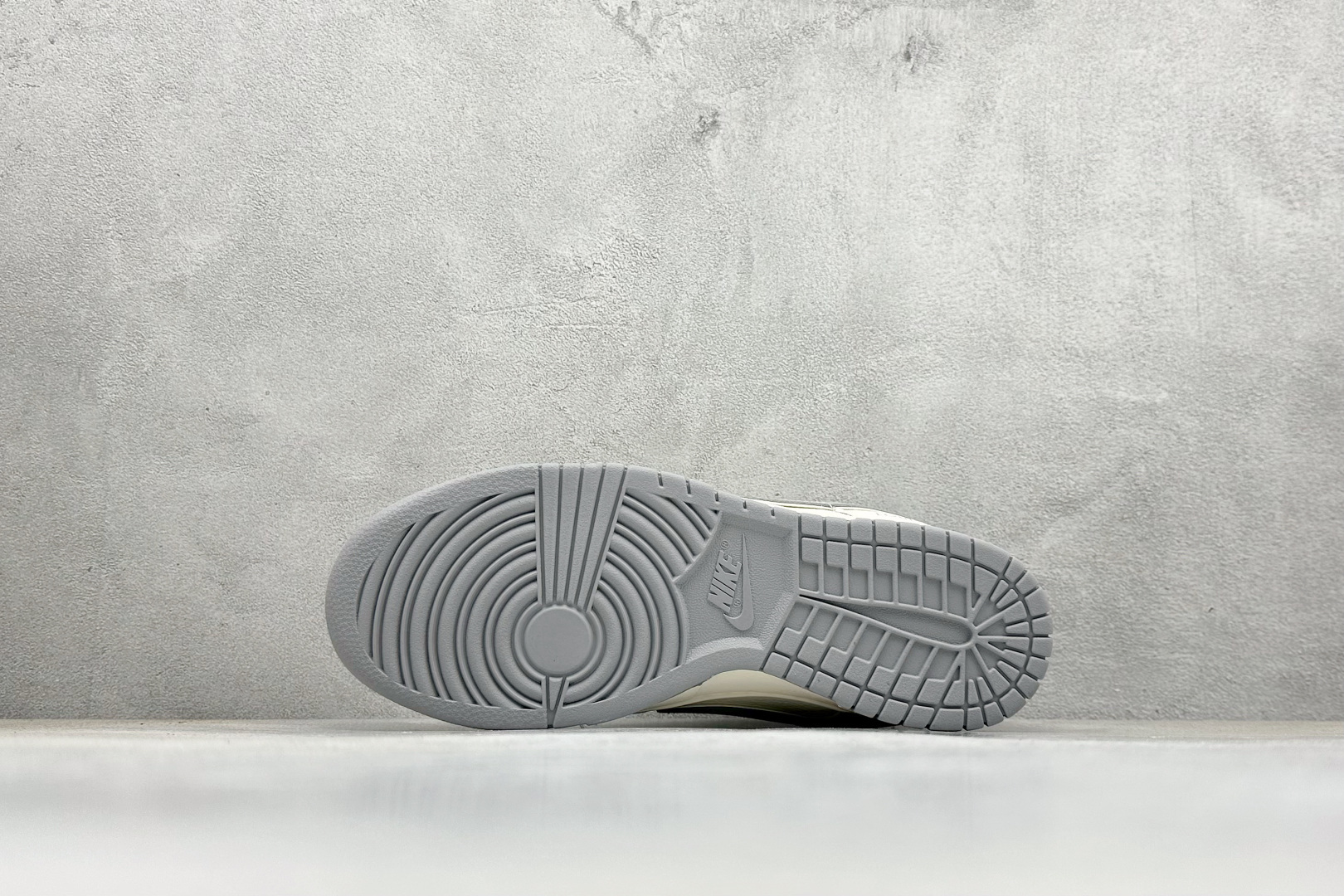 Nike SB Dunk Low x Louis Vuitton 白灰 JY6988-113-莆田鞋,莆田鞋货源,高仿鞋,高仿鞋货源,安福档口,莆田高仿鞋,莆田鞋批发,高仿鞋批发,莆田高仿运动鞋,高仿运动鞋,莆田运动鞋 Nike SB Dunk Low x Louis Vuitton 白灰 JY6988-113