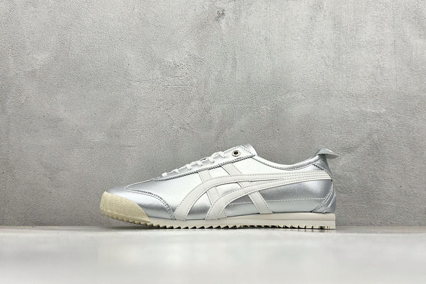 150 W版Onitsuka Tiger鬼塚虎 MEXICO 66 SD 潮流时尚 金属色彩 低帮 生活休闲鞋 1183C468-300