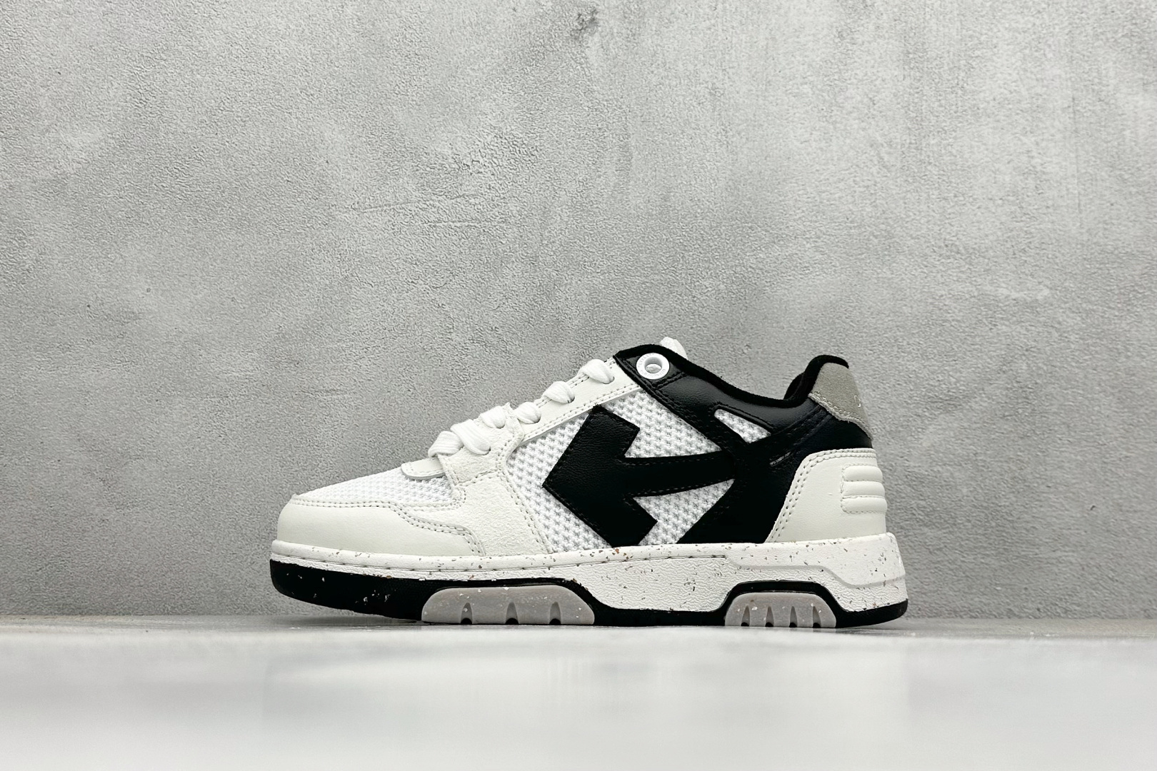 NO:346422,Local terminal store S version OFF-White C/O VirGil Abloh Fashionable and versatile casual shoes Exclusive new model Adopt environmentally friendly ox-leather combination mesh woven upper material Insole embedded in foam cushion EVA material Correct midsole equipped with EVA light cushion External tooth nail anti-slip rubber outsole Correct accessories synchronous customization Article number OWIA276F23LEA0010110 Size 36-47 Code 44,,off white19860909本地 终端放店 S版 OFF-White C/O VirGil Abloh 时尚百搭休闲鞋 独家首发新款 采用环保牛剖革组合网织布鞋面材质 鞋垫嵌入发泡缓震EVA物料 正确中底搭载EVA轻量缓震 外置牙钉防滑橡胶大底 正确配件同步定制 货号OWIA276F23LEA0010110 尺码36-47 编码44,,off white,Men's shoes