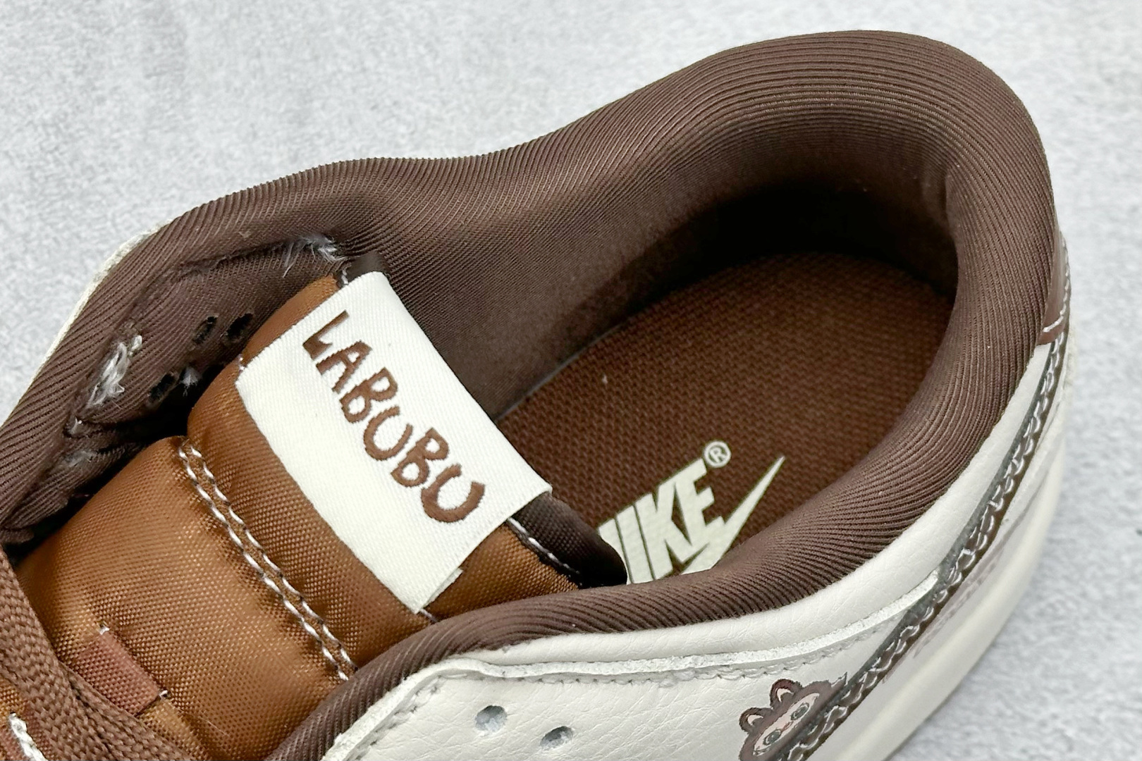 XC版Nike SB Dunk Low“ 棕拉布布” 周年高端定制 低帮休闲板鞋 SR2025-007-莆田鞋,莆田鞋货源,高仿鞋,高仿鞋货源,安福档口,莆田高仿鞋,莆田鞋批发,高仿鞋批发,莆田高仿运动鞋,高仿运动鞋,莆田运动鞋 XC版Nike SB Dunk Low“ 棕拉布布” 周年高端定制 低帮休闲板鞋 SR2025-007