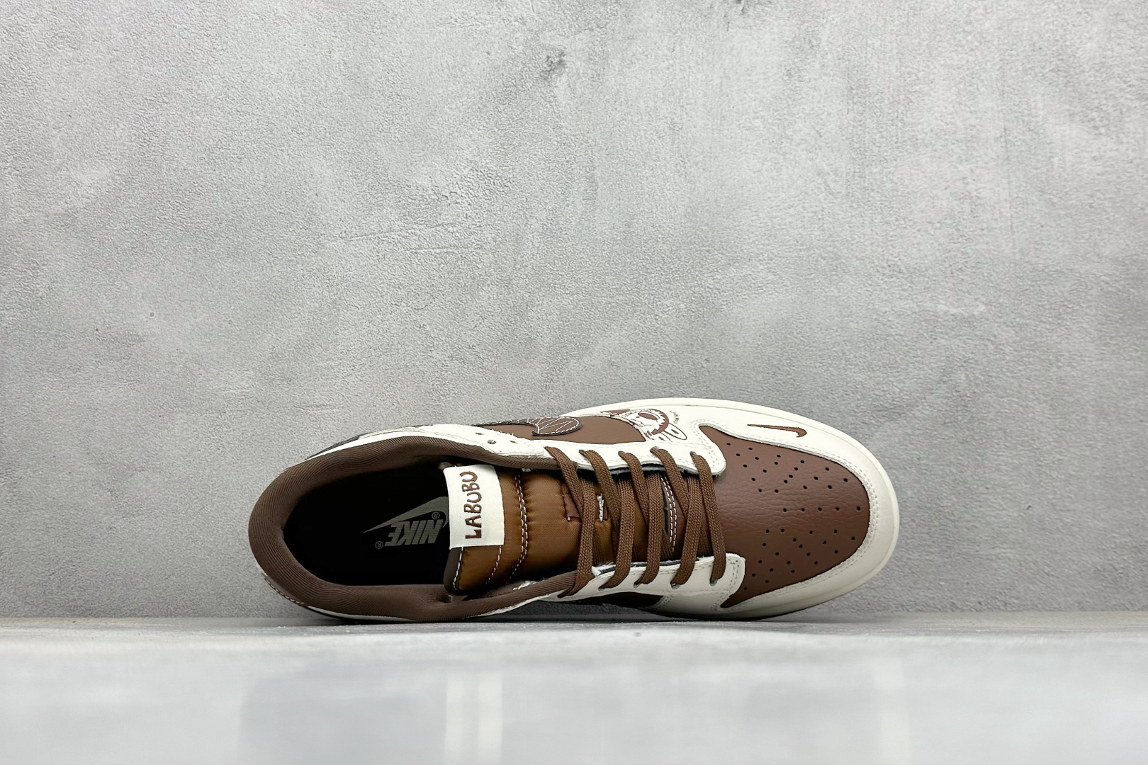 XC版Nike SB Dunk Low“ 棕拉布布” 周年高端定制 低帮休闲板鞋 SR2025-007-莆田鞋,莆田鞋货源,高仿鞋,高仿鞋货源,安福档口,莆田高仿鞋,莆田鞋批发,高仿鞋批发,莆田高仿运动鞋,高仿运动鞋,莆田运动鞋 XC版Nike SB Dunk Low“ 棕拉布布” 周年高端定制 低帮休闲板鞋 SR2025-007