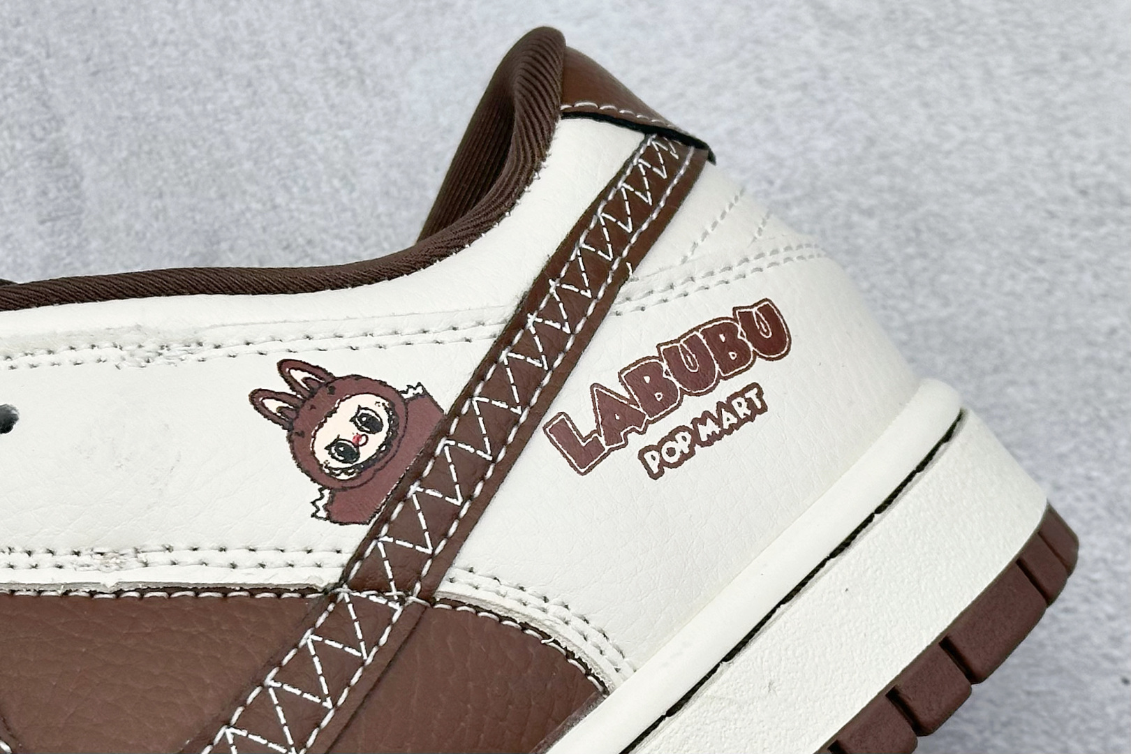 XC版Nike SB Dunk Low“ 棕拉布布” 周年高端定制 低帮休闲板鞋 SR2025-007-莆田鞋,莆田鞋货源,高仿鞋,高仿鞋货源,安福档口,莆田高仿鞋,莆田鞋批发,高仿鞋批发,莆田高仿运动鞋,高仿运动鞋,莆田运动鞋 XC版Nike SB Dunk Low“ 棕拉布布” 周年高端定制 低帮休闲板鞋 SR2025-007