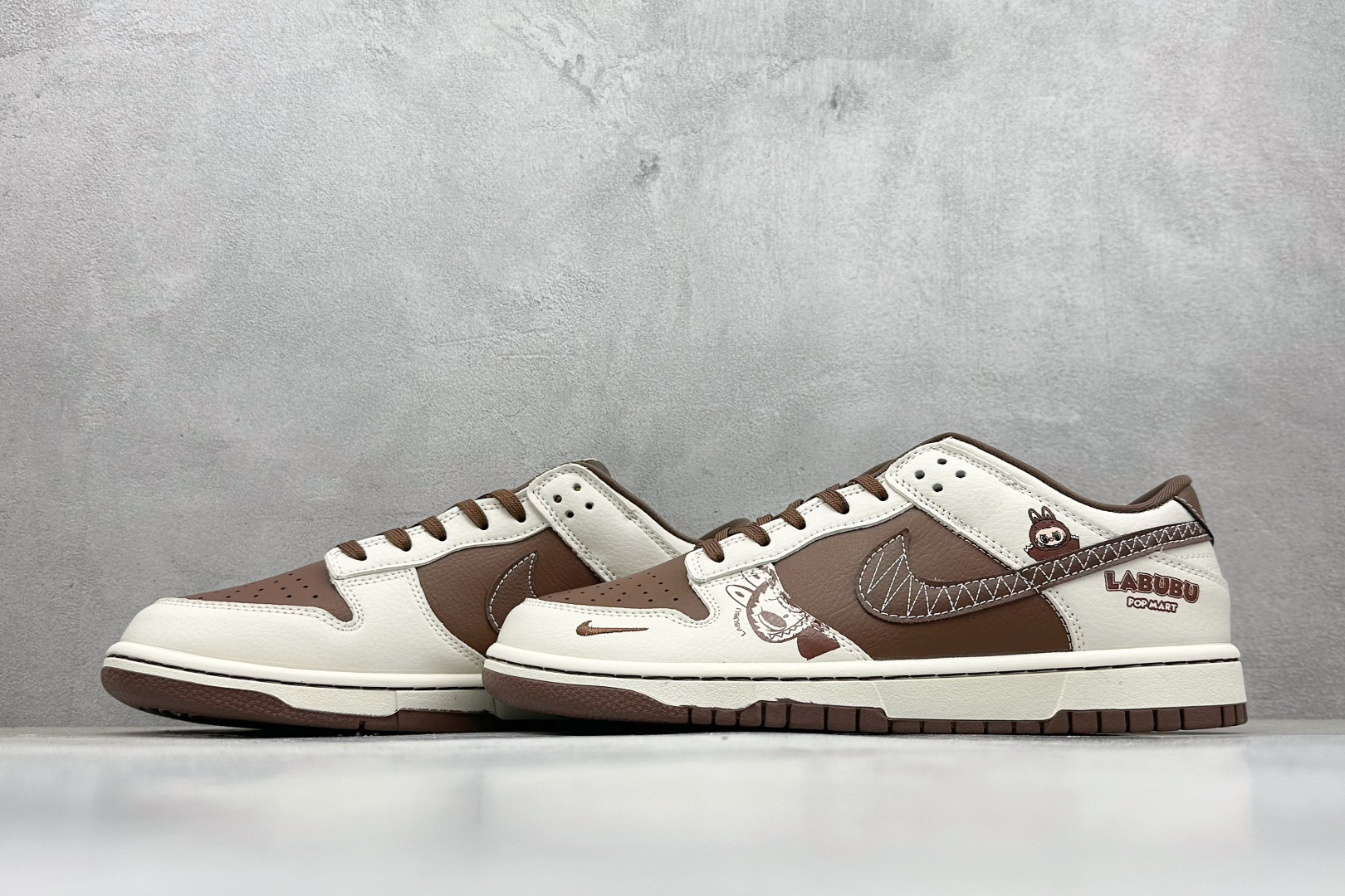 XC版Nike SB Dunk Low“ 棕拉布布” 周年高端定制 低帮休闲板鞋 SR2025-007-莆田鞋,莆田鞋货源,高仿鞋,高仿鞋货源,安福档口,莆田高仿鞋,莆田鞋批发,高仿鞋批发,莆田高仿运动鞋,高仿运动鞋,莆田运动鞋 XC版Nike SB Dunk Low“ 棕拉布布” 周年高端定制 低帮休闲板鞋 SR2025-007