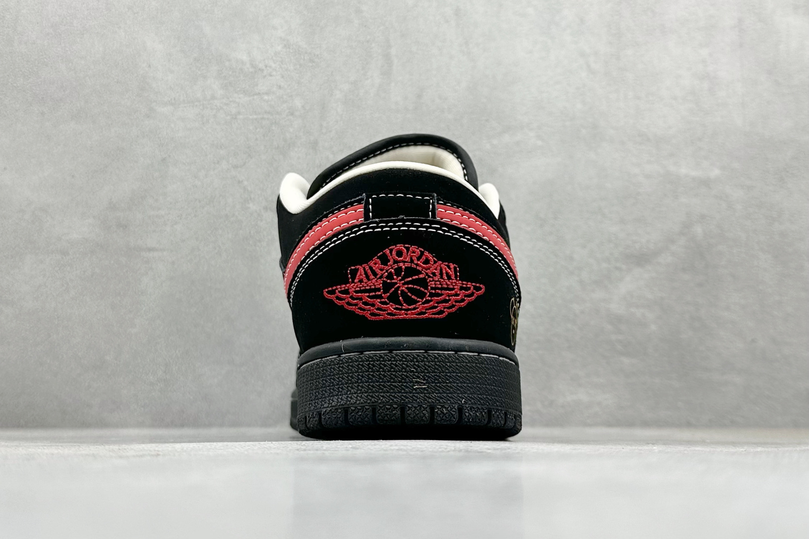 XC版Air Jordan 1 Retro Low x KAWS 黑红 QG2025-004-莆田鞋,莆田鞋货源,高仿鞋,高仿鞋货源,安福档口,莆田高仿鞋,莆田鞋批发,高仿鞋批发,莆田高仿运动鞋,高仿运动鞋,莆田运动鞋 XC版Air Jordan 1 Retro Low x KAWS 黑红 QG2025-004