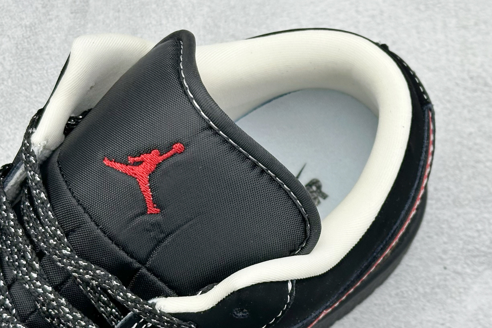 XC版Air Jordan 1 Retro Low x KAWS 黑红 QG2025-004-莆田鞋,莆田鞋货源,高仿鞋,高仿鞋货源,安福档口,莆田高仿鞋,莆田鞋批发,高仿鞋批发,莆田高仿运动鞋,高仿运动鞋,莆田运动鞋 XC版Air Jordan 1 Retro Low x KAWS 黑红 QG2025-004