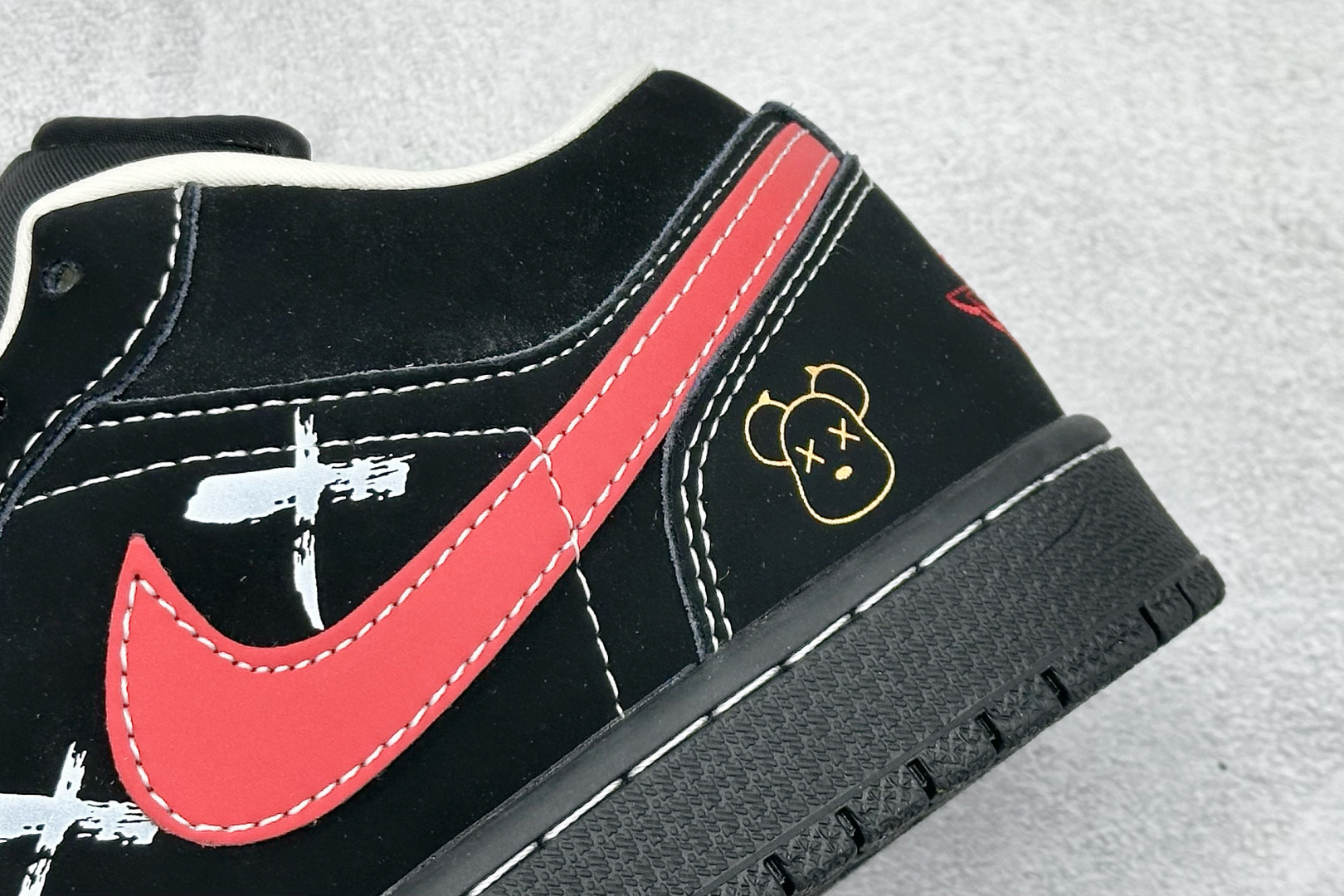 XC版Air Jordan 1 Retro Low x KAWS 黑红 QG2025-004-莆田鞋,莆田鞋货源,高仿鞋,高仿鞋货源,安福档口,莆田高仿鞋,莆田鞋批发,高仿鞋批发,莆田高仿运动鞋,高仿运动鞋,莆田运动鞋 XC版Air Jordan 1 Retro Low x KAWS 黑红 QG2025-004