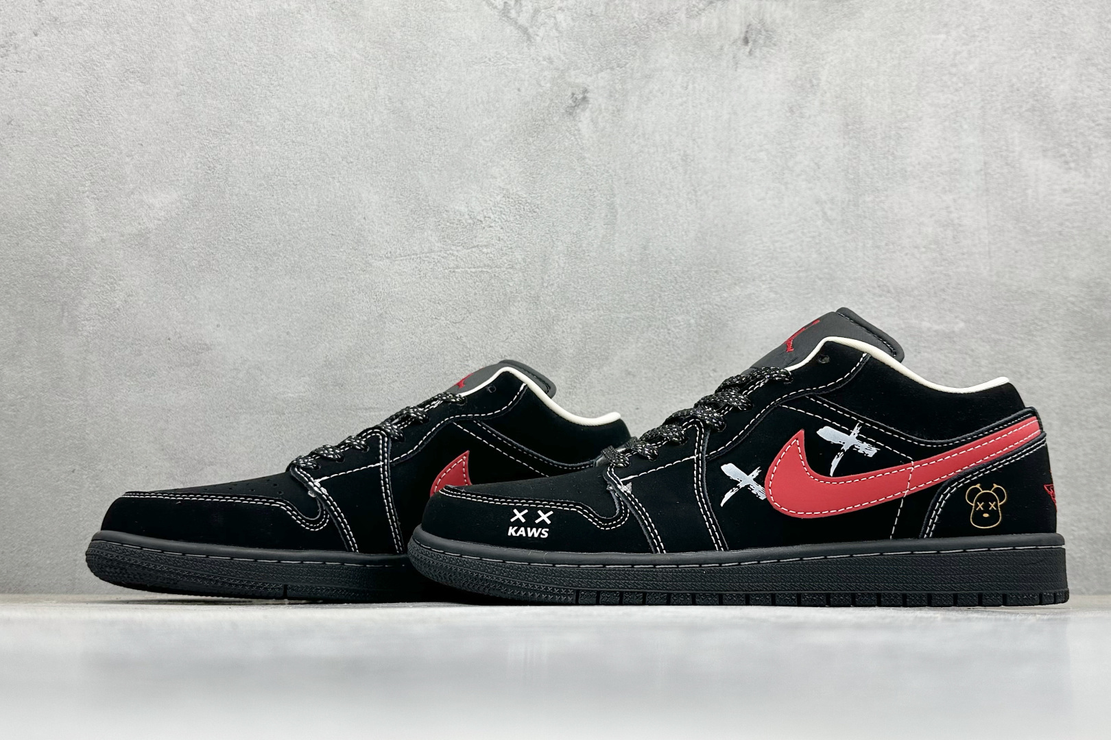 XC版Air Jordan 1 Retro Low x KAWS 黑红 QG2025-004-莆田鞋,莆田鞋货源,高仿鞋,高仿鞋货源,安福档口,莆田高仿鞋,莆田鞋批发,高仿鞋批发,莆田高仿运动鞋,高仿运动鞋,莆田运动鞋 XC版Air Jordan 1 Retro Low x KAWS 黑红 QG2025-004