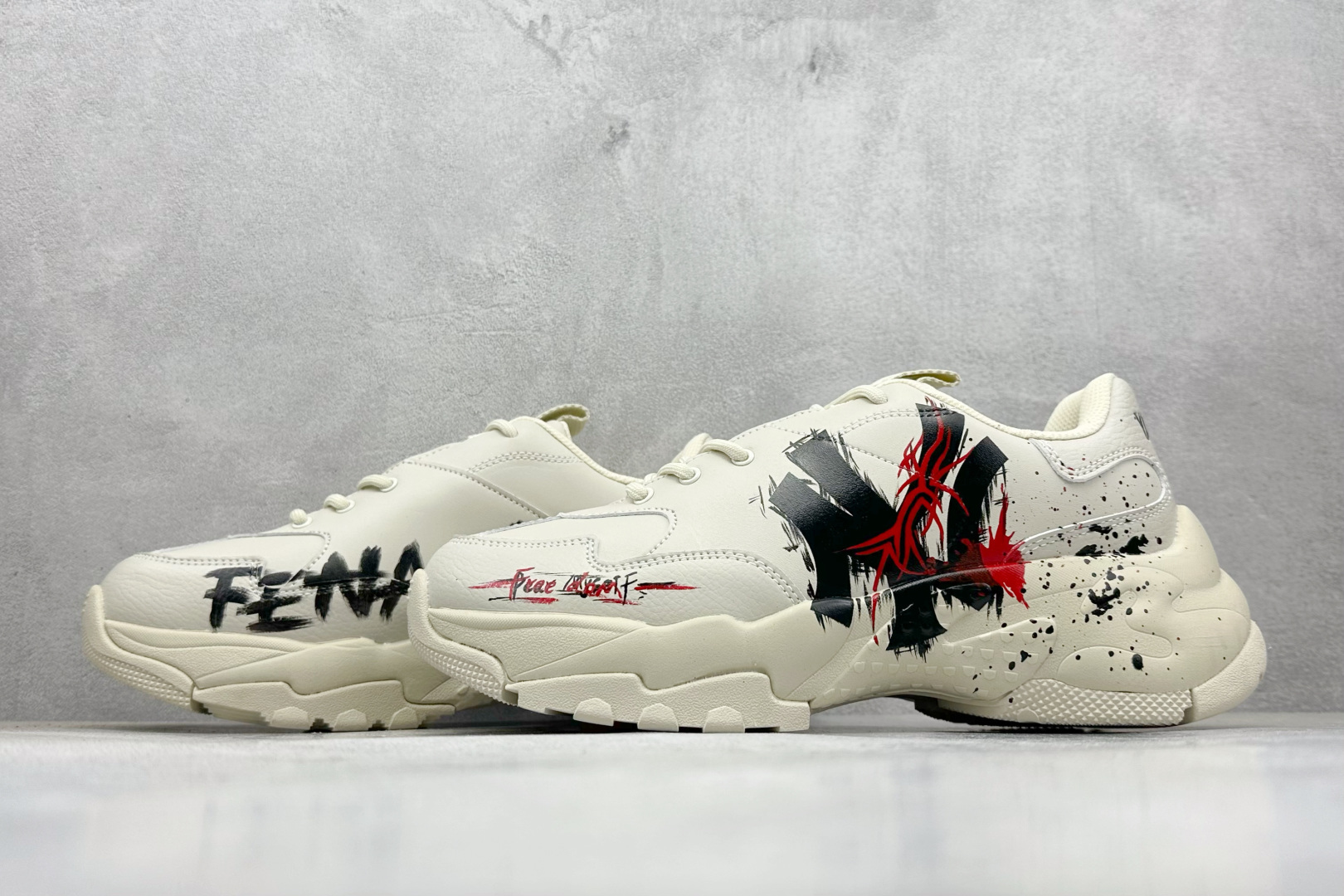 260 MLB Chunky Liner New York Yankees 涂鸦定制配色 低帮老爹风轻量增高厚底百搭休闲运动慢跑鞋 32SHC1011N(C0001)-Chinese UA Cheap High Quatity Brand Clothes Bags handbags Sneakers wholesale wholesaler seller from China Factory suppliers Fashion Clothing Shoes best Quality Beautiful Price 260 MLB Chunky Liner New York Yankees 涂鸦定制配色 低帮老爹风轻量增高厚底百搭休闲运动慢跑鞋 32SHC1011N(C0001)