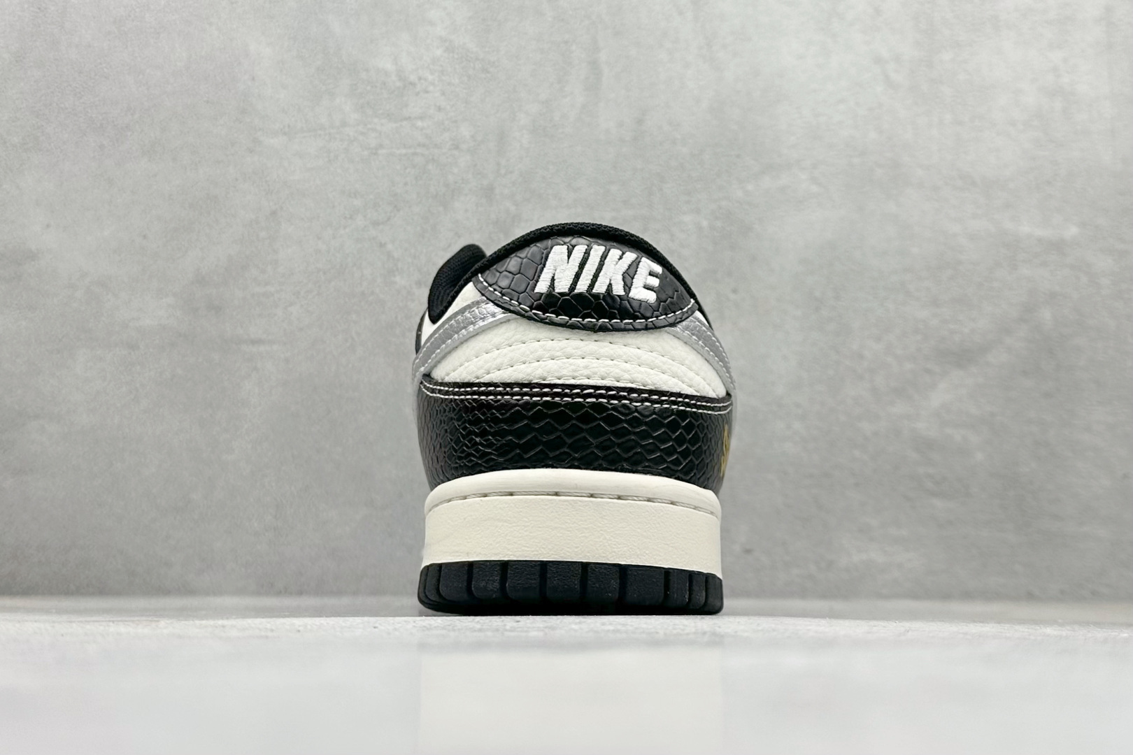 Nike SB Dunk Low x Superme 黑白小勾 HS2506-231