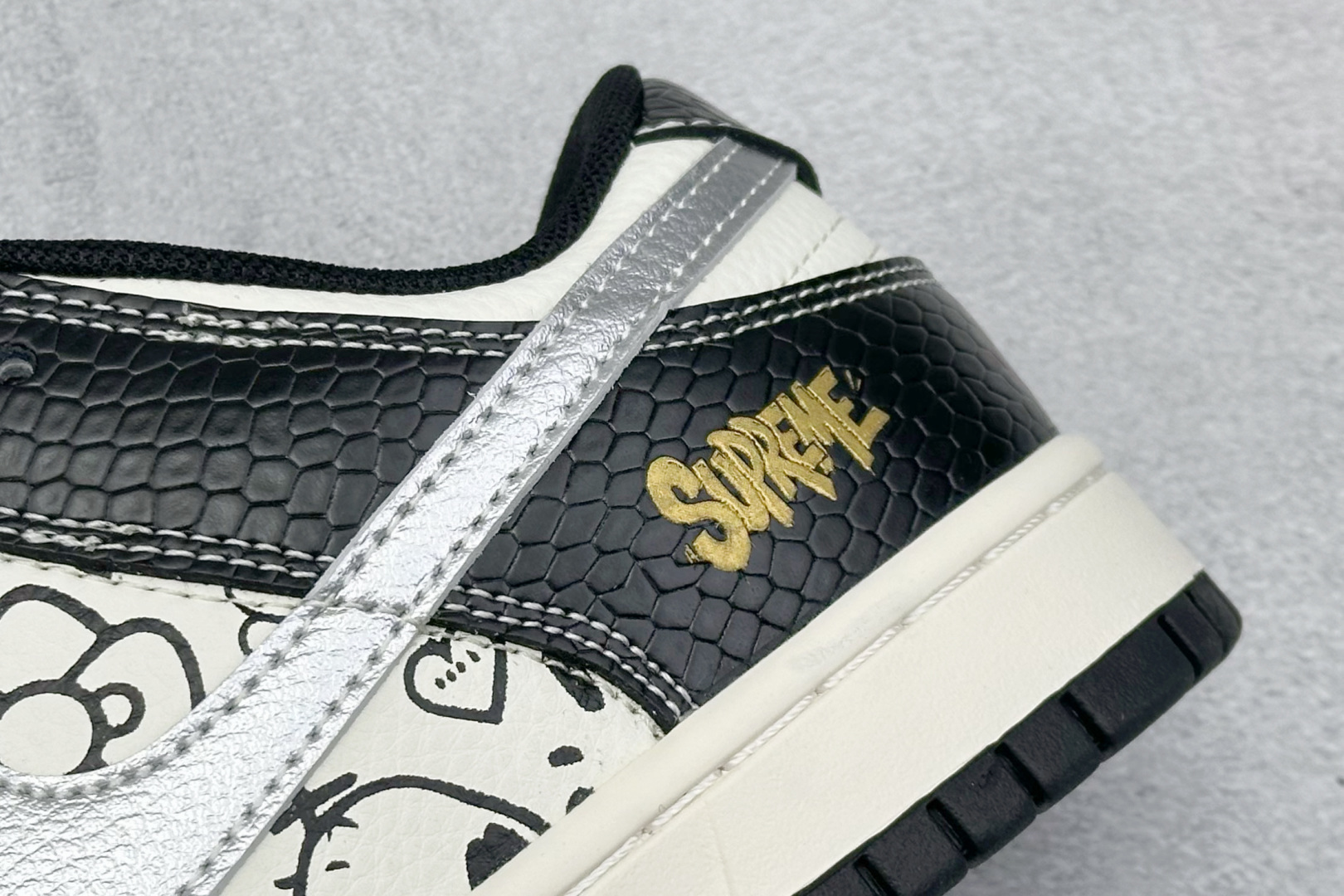 Nike SB Dunk Low x Superme 黑白小勾 HS2506-231