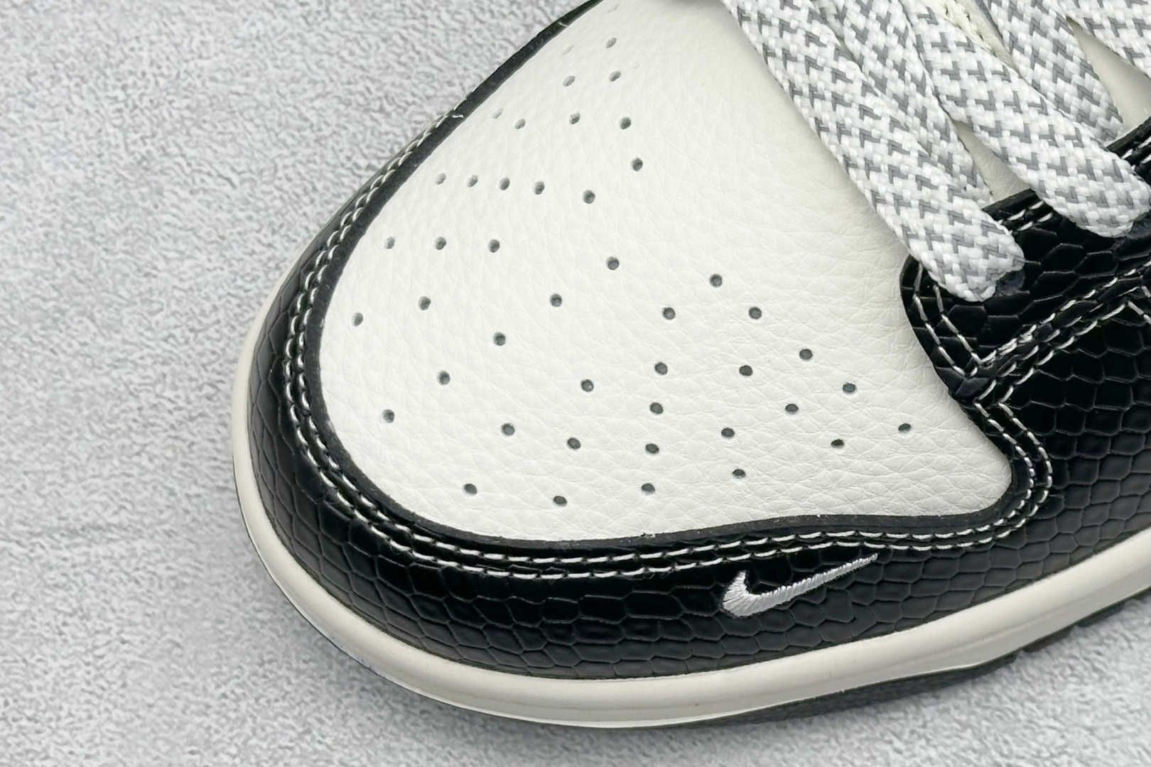 Nike SB Dunk Low x Superme 黑白小勾 HS2506-231