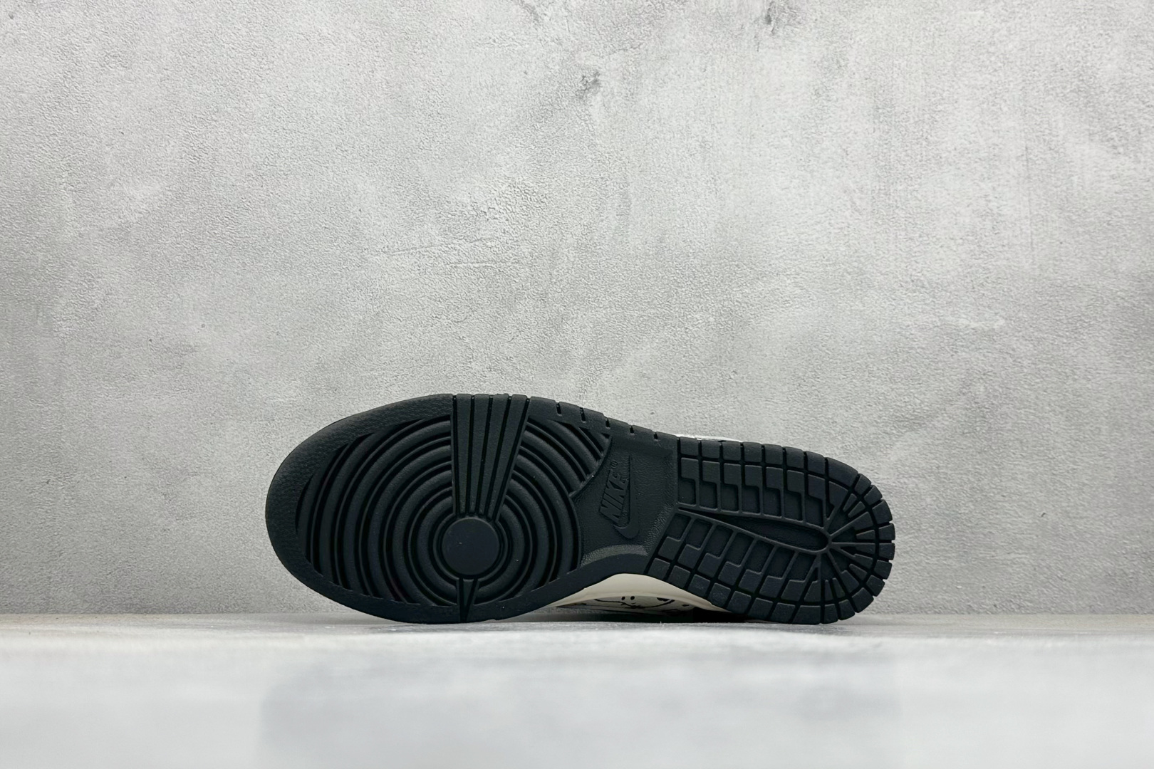 Nike SB Dunk Low x Superme 黑白小勾 HS2506-231