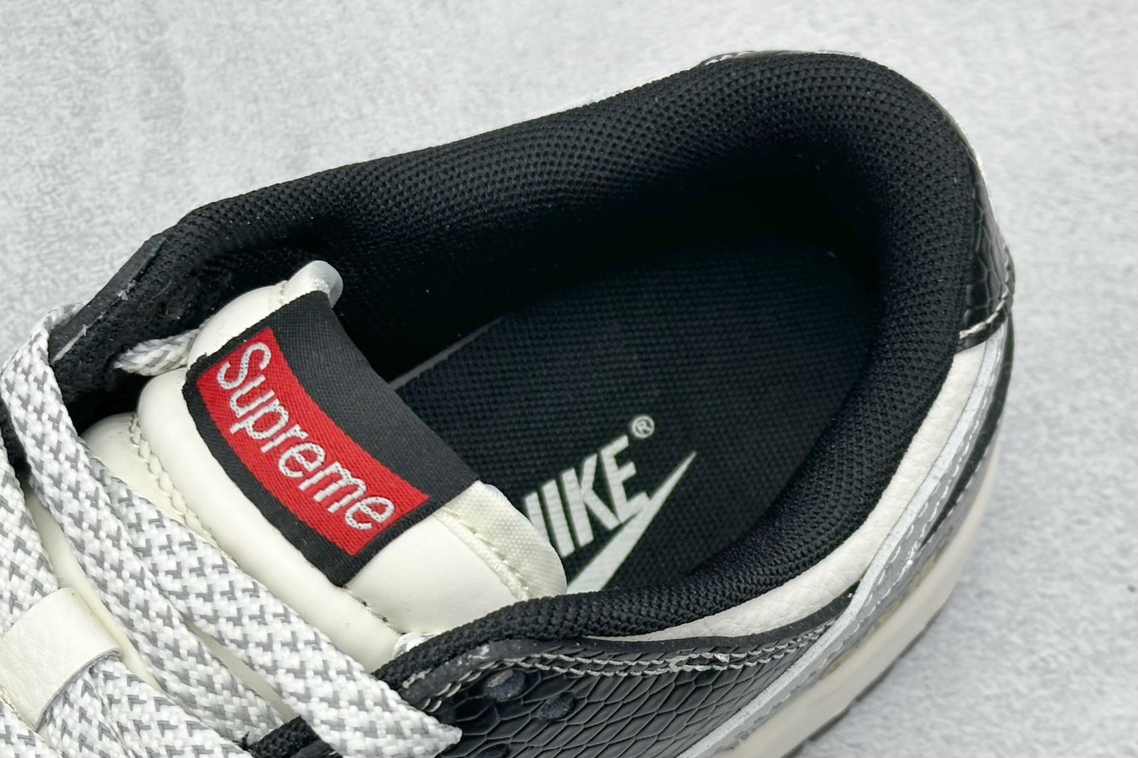 Nike SB Dunk Low x Superme 黑白小勾 HS2506-231