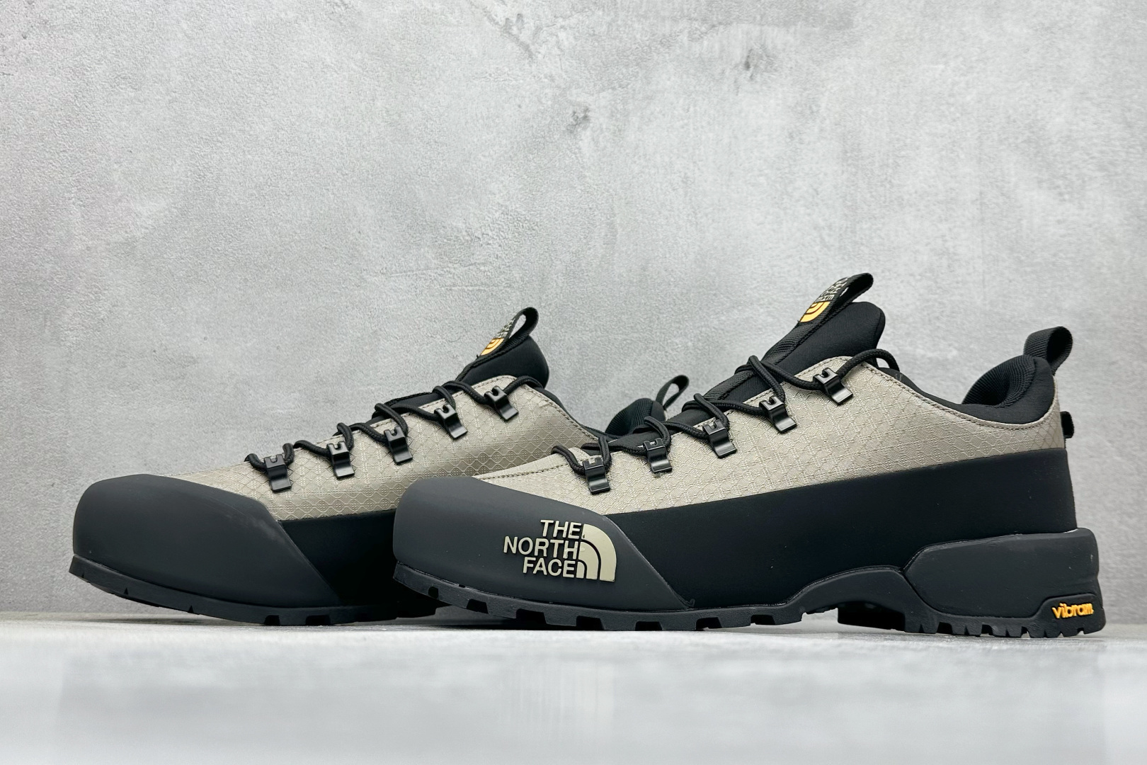 240 The North Face 北面 户外运动休闲登山鞋越野徒步鞋