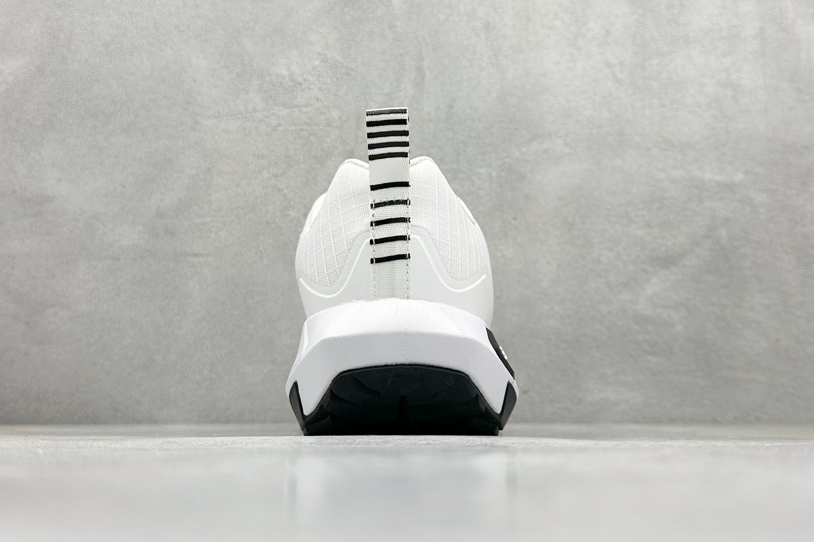 180 ADIDAS TWRREX 三叶草 清风系列 复古网面透气跑步鞋 网面透气鞋面 穿孔气垫 舒适减震跑步鞋 GW5777