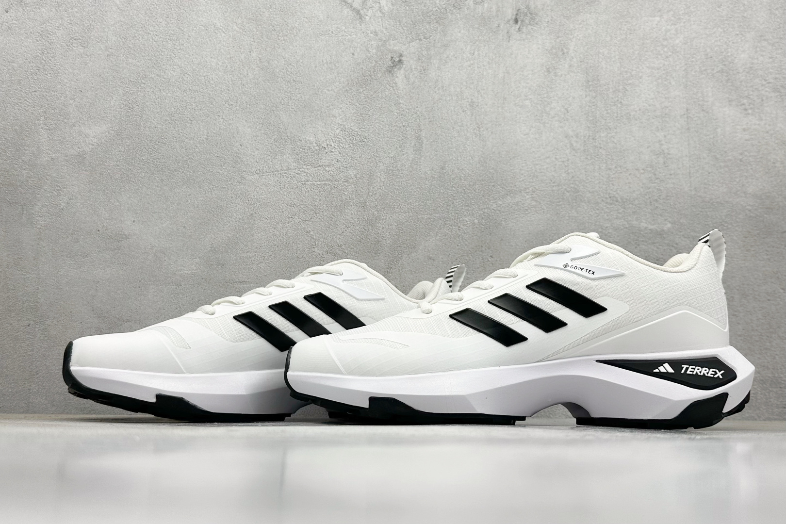 180 ADIDAS TWRREX 三叶草 清风系列 复古网面透气跑步鞋 网面透气鞋面 穿孔气垫 舒适减震跑步鞋 GW5777