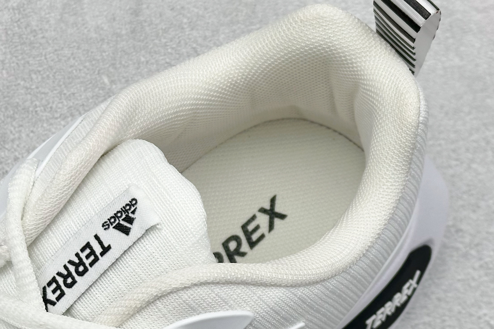 180 ADIDAS TWRREX 三叶草 清风系列 复古网面透气跑步鞋 网面透气鞋面 穿孔气垫 舒适减震跑步鞋 GW5777