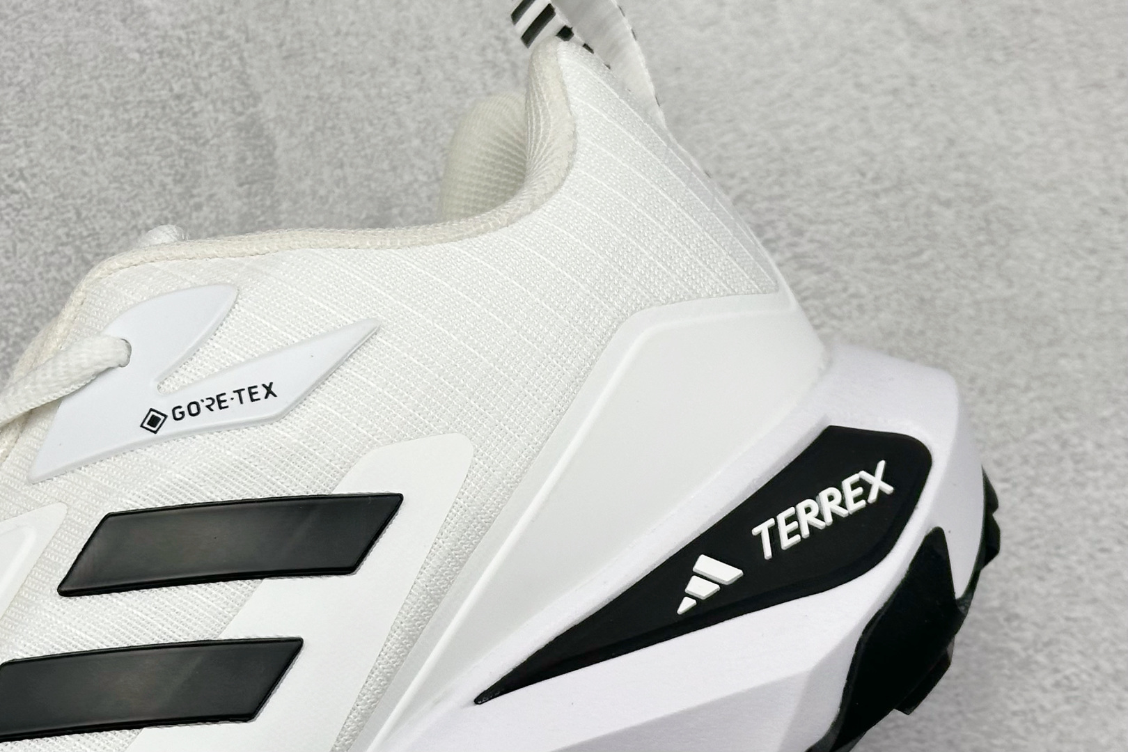 180 ADIDAS TWRREX 三叶草 清风系列 复古网面透气跑步鞋 网面透气鞋面 穿孔气垫 舒适减震跑步鞋 GW5777