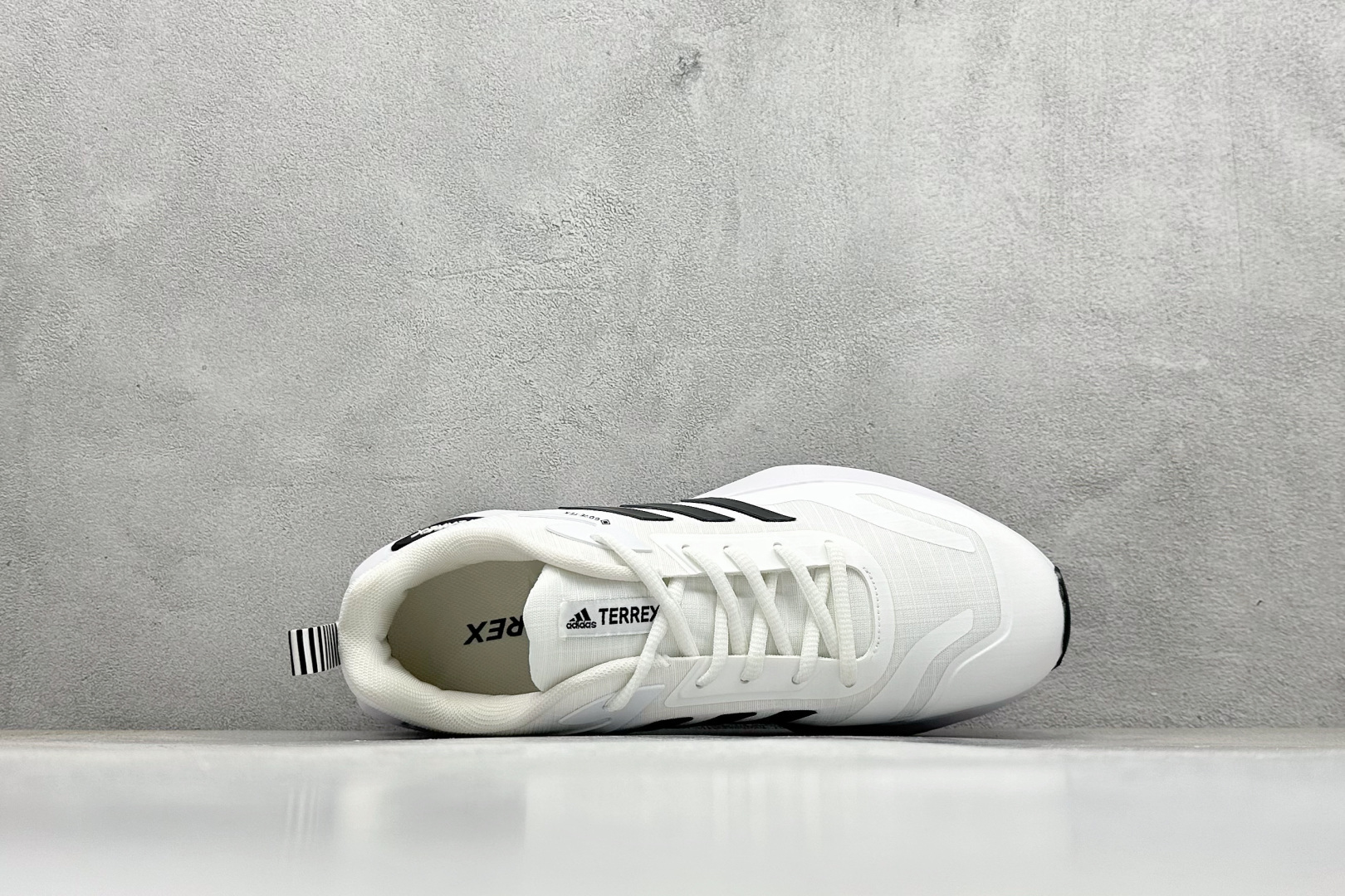 180 ADIDAS TWRREX 三叶草 清风系列 复古网面透气跑步鞋 网面透气鞋面 穿孔气垫 舒适减震跑步鞋 GW5777