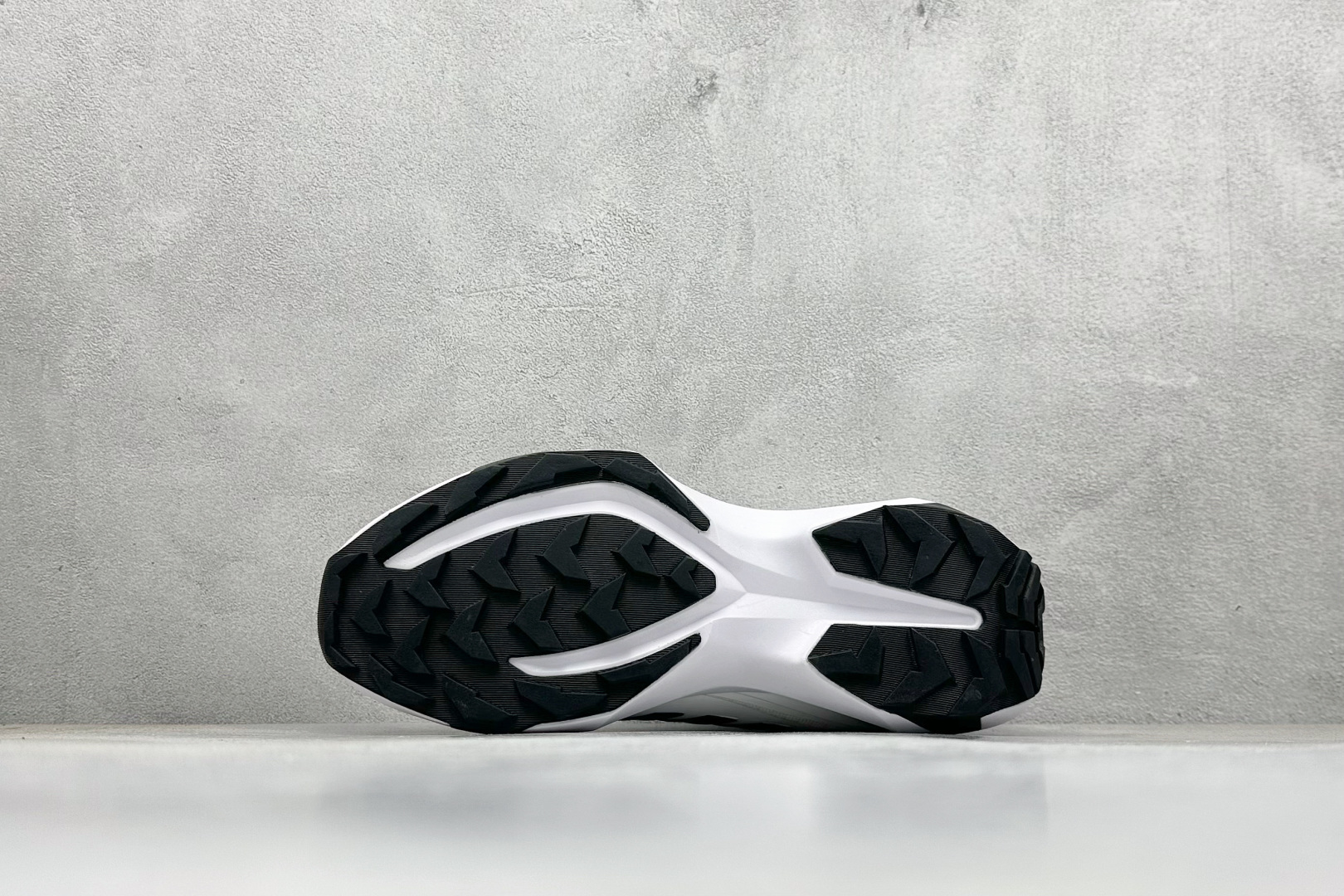 180 ADIDAS TWRREX 三叶草 清风系列 复古网面透气跑步鞋 网面透气鞋面 穿孔气垫 舒适减震跑步鞋 GW5777