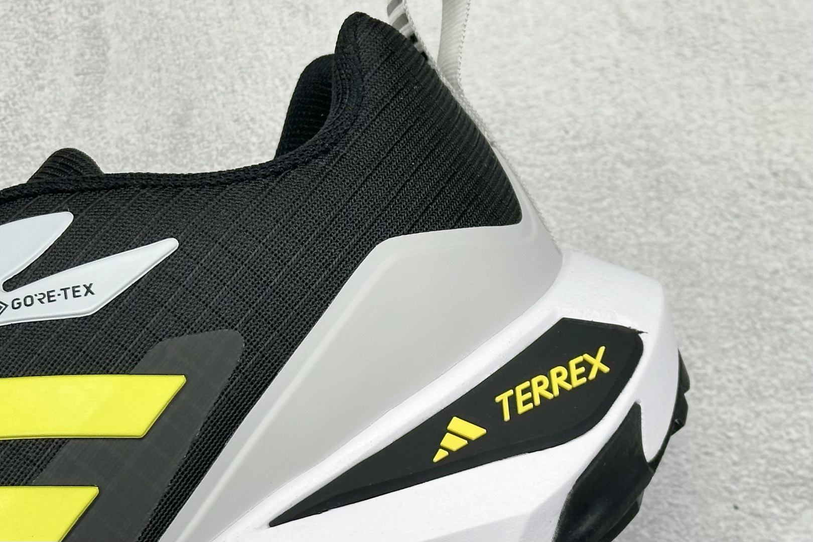 180 ADIDAS TWRREX 三叶草 清风系列 复古网面透气跑步鞋 舒适减震跑步鞋 GY7598