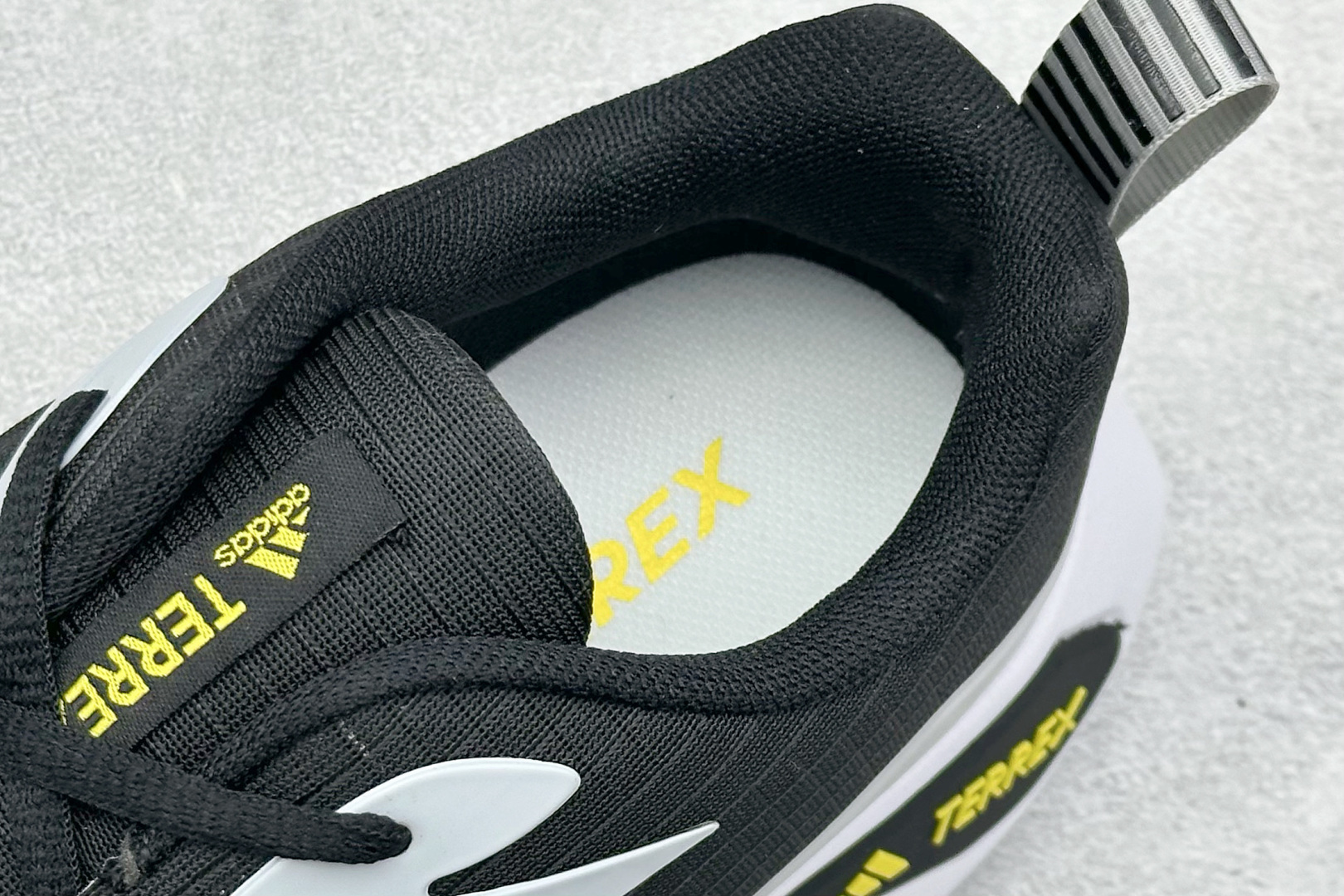 180 ADIDAS TWRREX 三叶草 清风系列 复古网面透气跑步鞋 舒适减震跑步鞋 GY7598