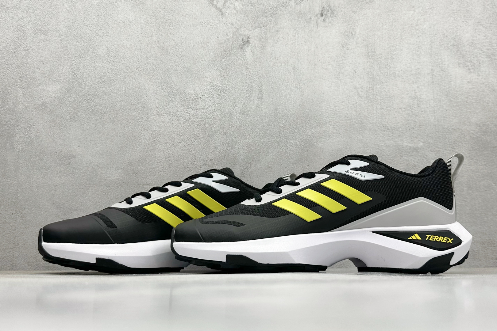 180 ADIDAS TWRREX 三叶草 清风系列 复古网面透气跑步鞋 舒适减震跑步鞋 GY7598