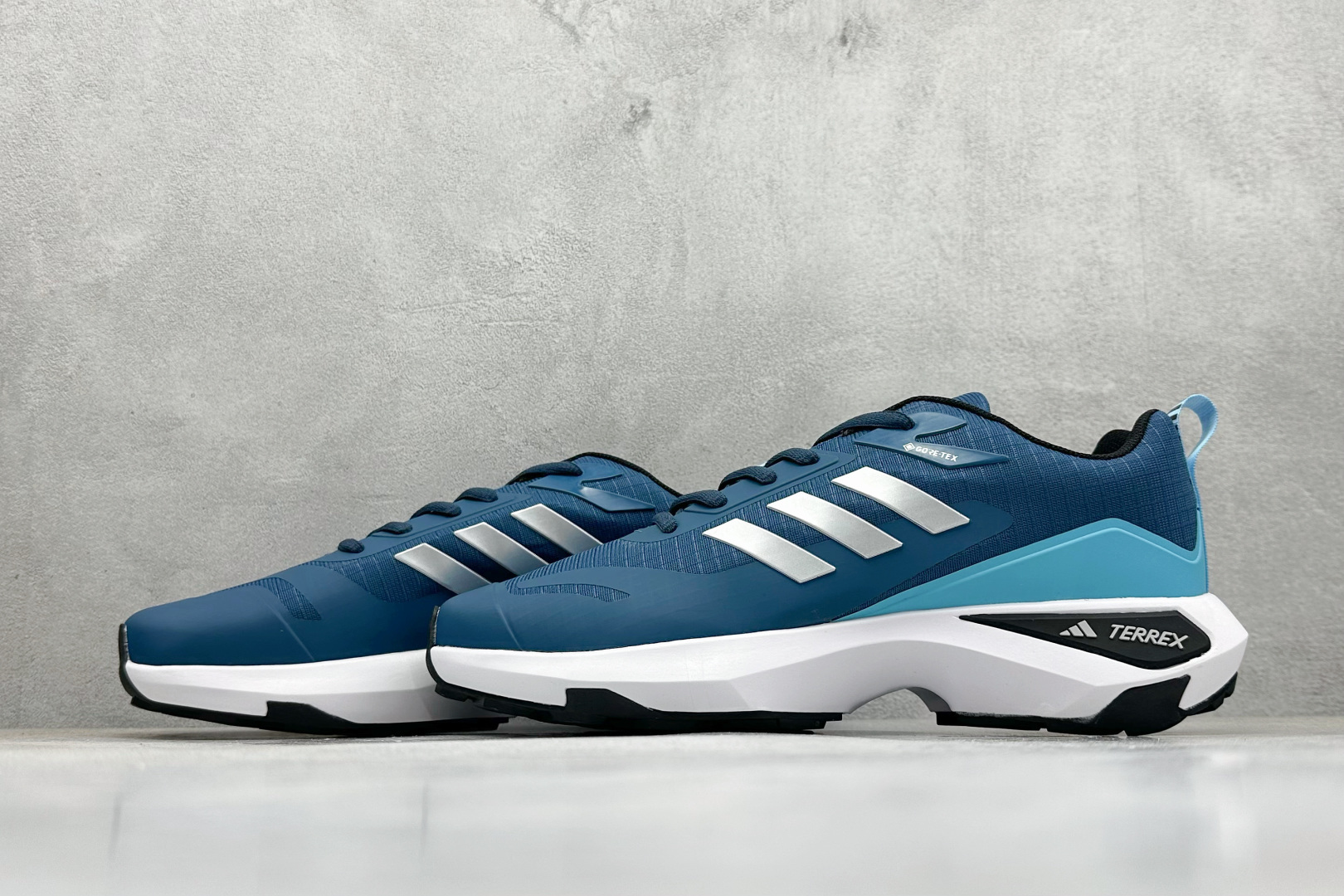 180 ADIDAS TWRREX 三叶草 清风系列 复古网面透气跑步鞋 GY7562