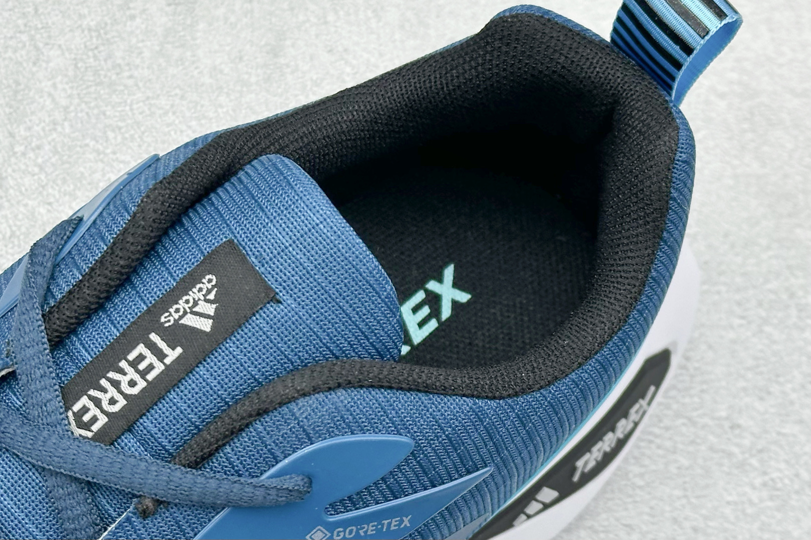 180 ADIDAS TWRREX 三叶草 清风系列 复古网面透气跑步鞋 GY7562