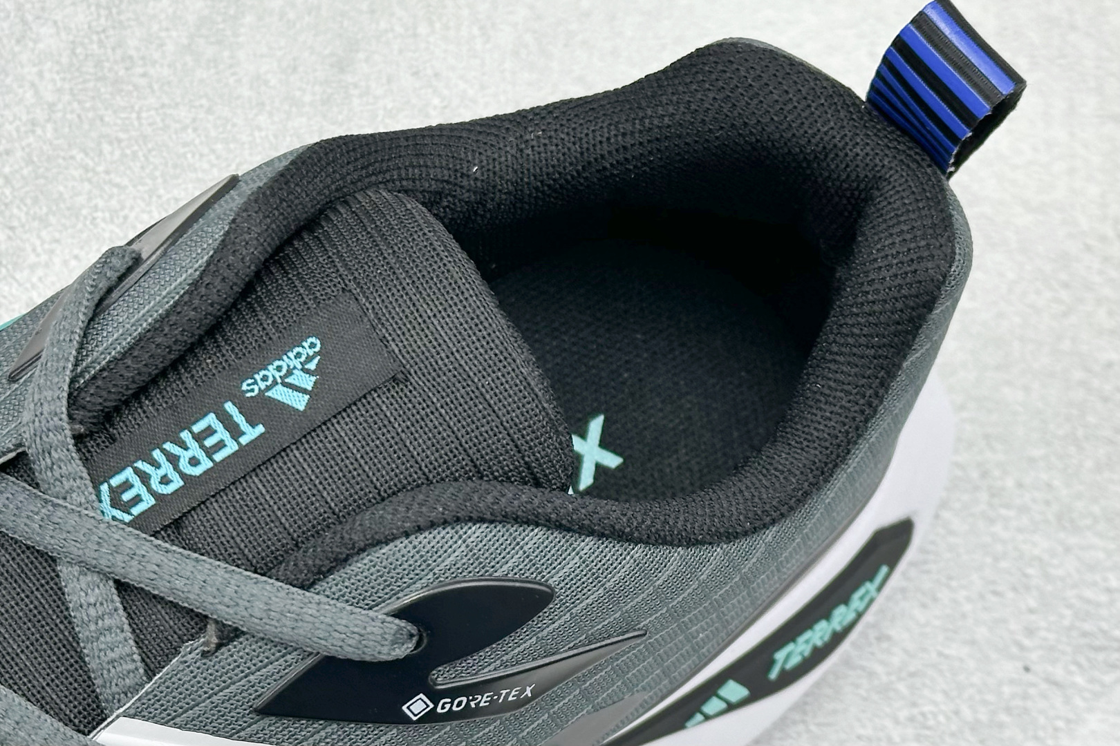 180 ADIDAS TWRREX 三叶草 清风系列 复古网面透气跑步鞋 网面透气鞋面 穿孔气垫 舒适减震跑步鞋 GY7597