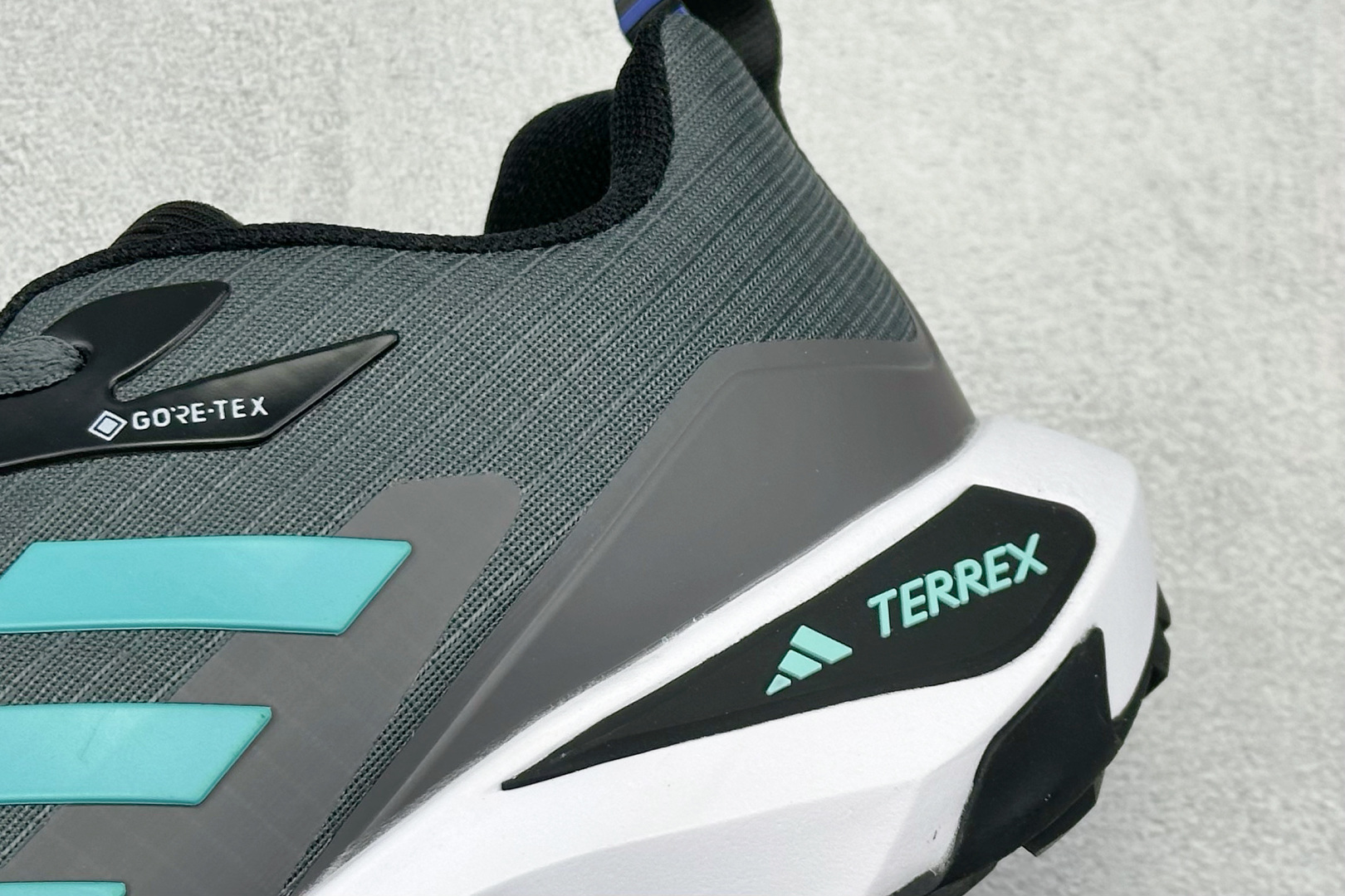 180 ADIDAS TWRREX 三叶草 清风系列 复古网面透气跑步鞋 网面透气鞋面 穿孔气垫 舒适减震跑步鞋 GY7597