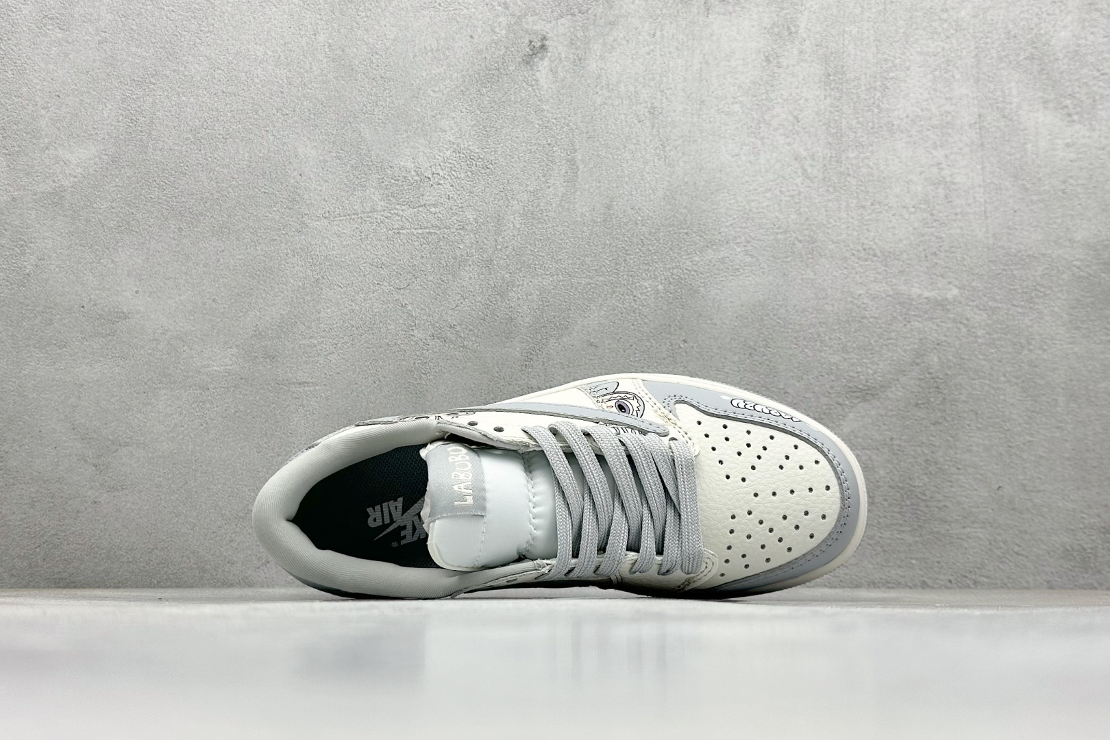 Travis Scott x Fragment Design x Air Jordan 1 Low SP AJ1 乔1 拉布布 低帮文化休闲板鞋 JW1188-163-莆田鞋,莆田鞋货源,高仿鞋,高仿鞋货源,安福档口,莆田高仿鞋,莆田鞋批发,高仿鞋批发,莆田高仿运动鞋,高仿运动鞋,莆田运动鞋 Travis Scott x Fragment Design x Air Jordan 1 Low SP AJ1 乔1 拉布布 低帮文化休闲板鞋 JW1188-163