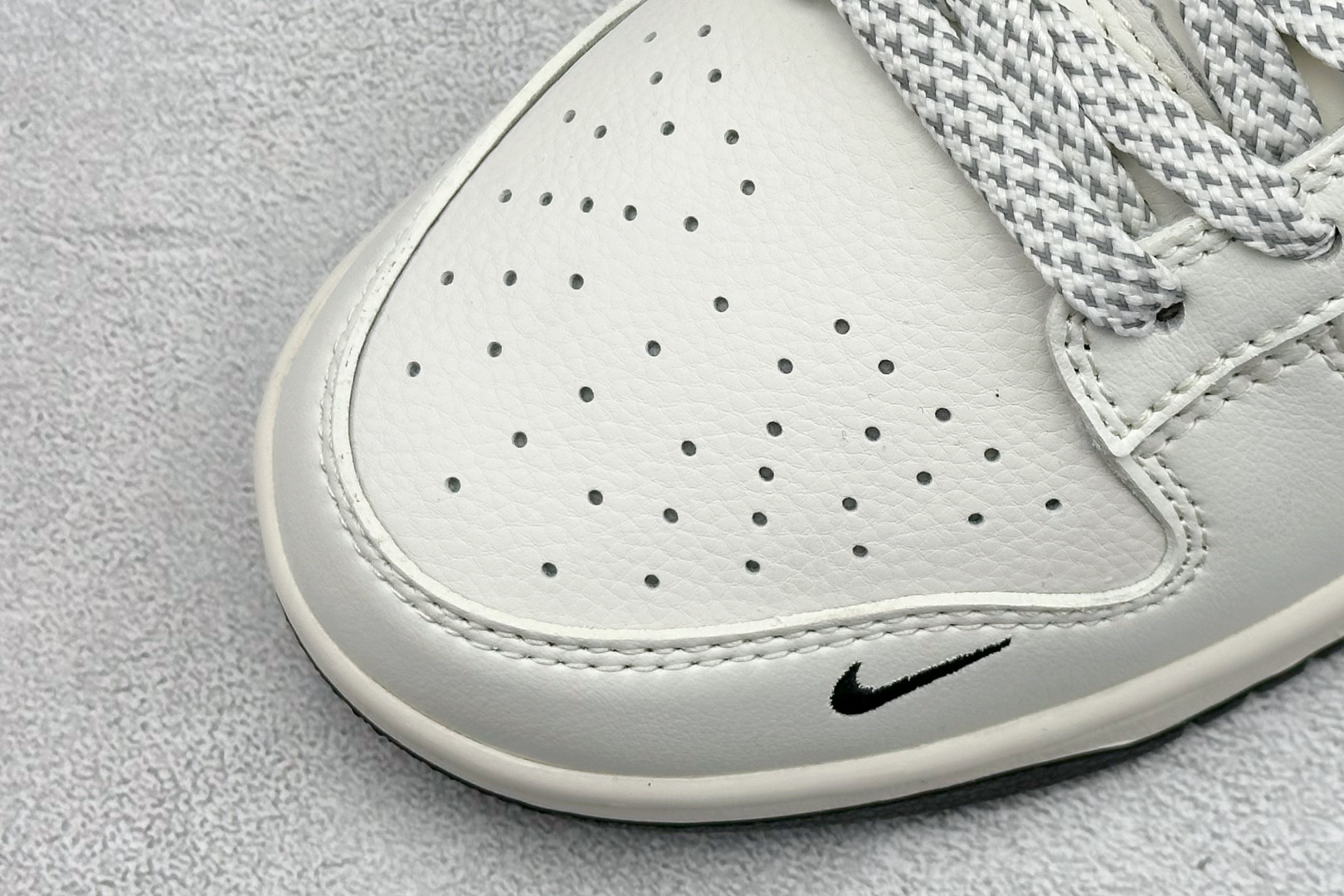 240 Nike SB Dunk Low x The North Face 白黑小勾 XF8698-207