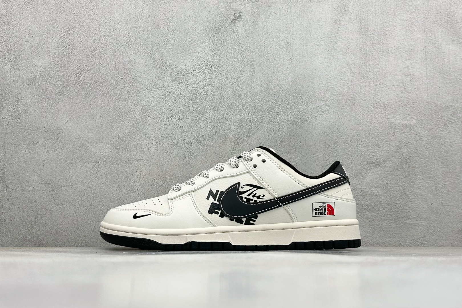 240 Nike SB Dunk Low x The North Face 白黑小勾 XF8698-207