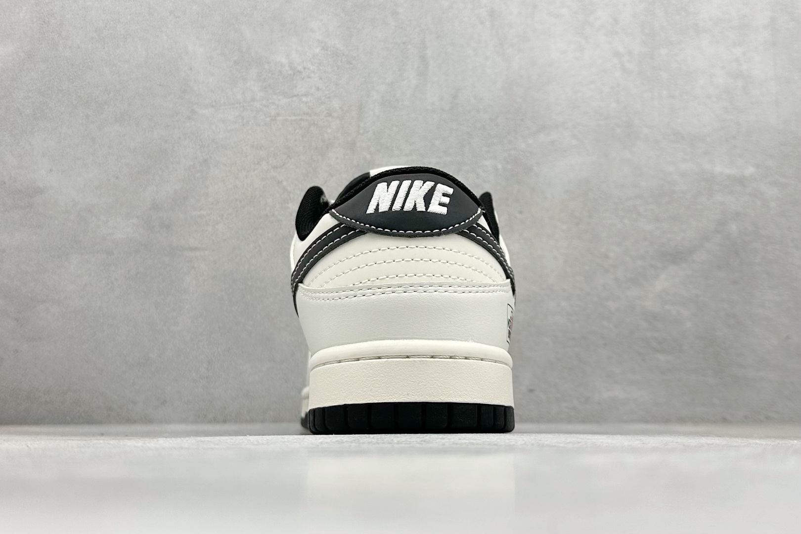 240 Nike SB Dunk Low x The North Face 白黑小勾 XF8698-207