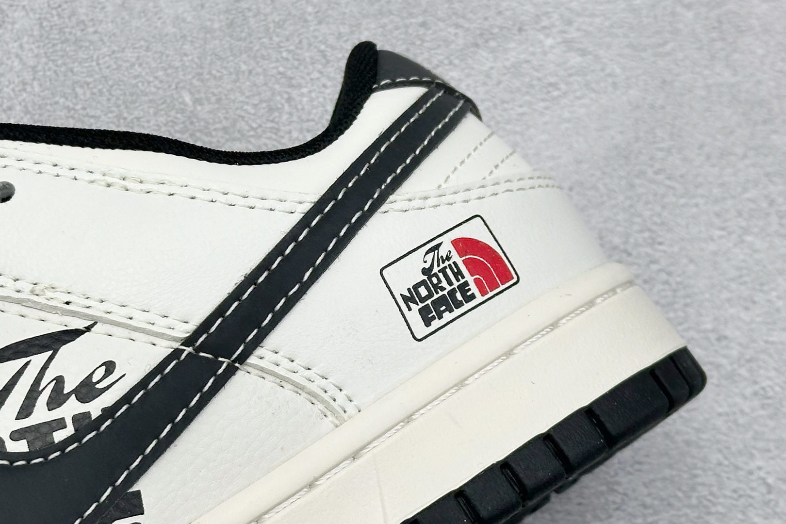 240 Nike SB Dunk Low x The North Face 白黑小勾 XF8698-207