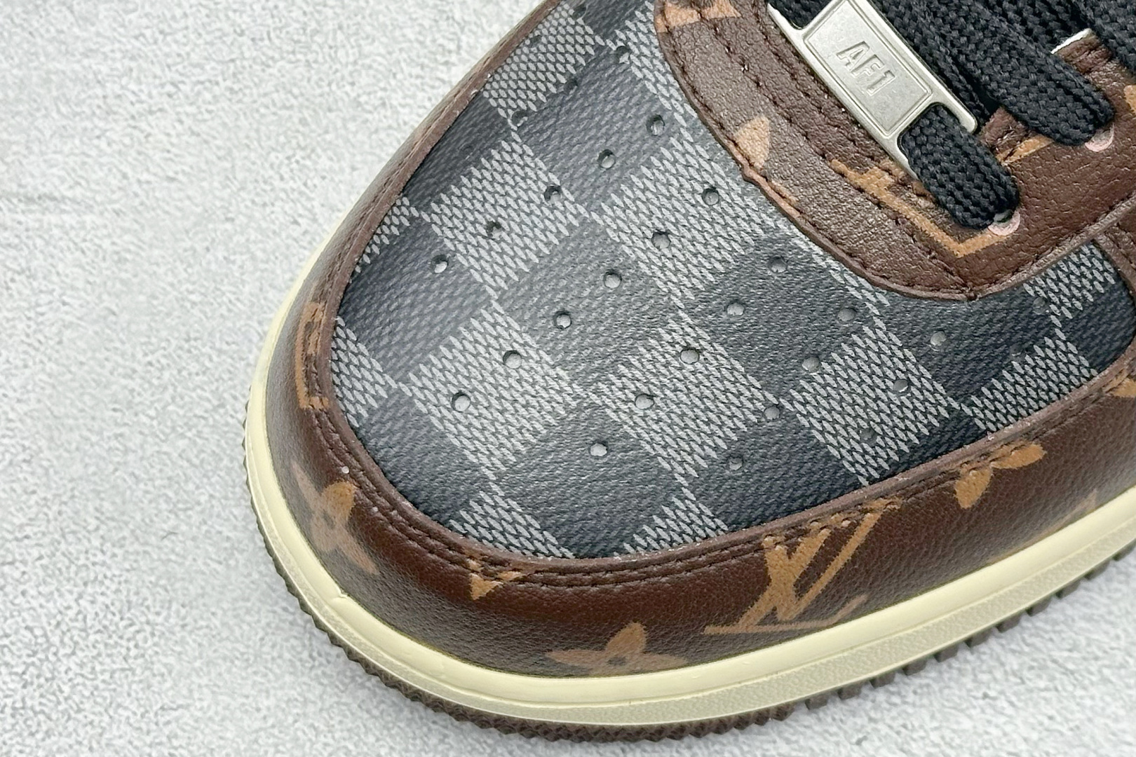 SC版Nike Air Force 1'07 Low LV联名 咖啡灰 空军一号低帮休闲板鞋 SC0601-563-莆田鞋,莆田鞋货源,高仿鞋,高仿鞋货源,安福档口,莆田高仿鞋,莆田鞋批发,高仿鞋批发,莆田高仿运动鞋,高仿运动鞋,莆田运动鞋 SC版Nike Air Force 1'07 Low LV联名 咖啡灰 空军一号低帮休闲板鞋 SC0601-563