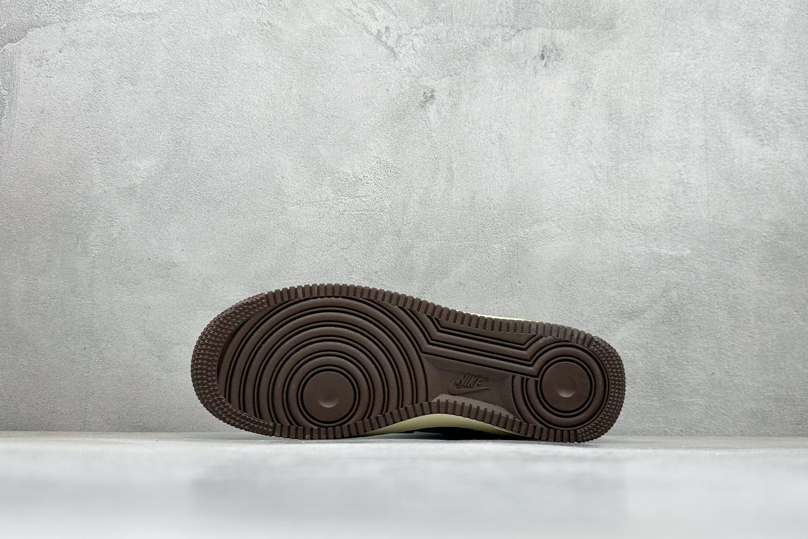 SC版Nike Air Force 1'07 Low LV联名 咖啡灰 空军一号低帮休闲板鞋 SC0601-563-莆田鞋,莆田鞋货源,高仿鞋,高仿鞋货源,安福档口,莆田高仿鞋,莆田鞋批发,高仿鞋批发,莆田高仿运动鞋,高仿运动鞋,莆田运动鞋 SC版Nike Air Force 1'07 Low LV联名 咖啡灰 空军一号低帮休闲板鞋 SC0601-563