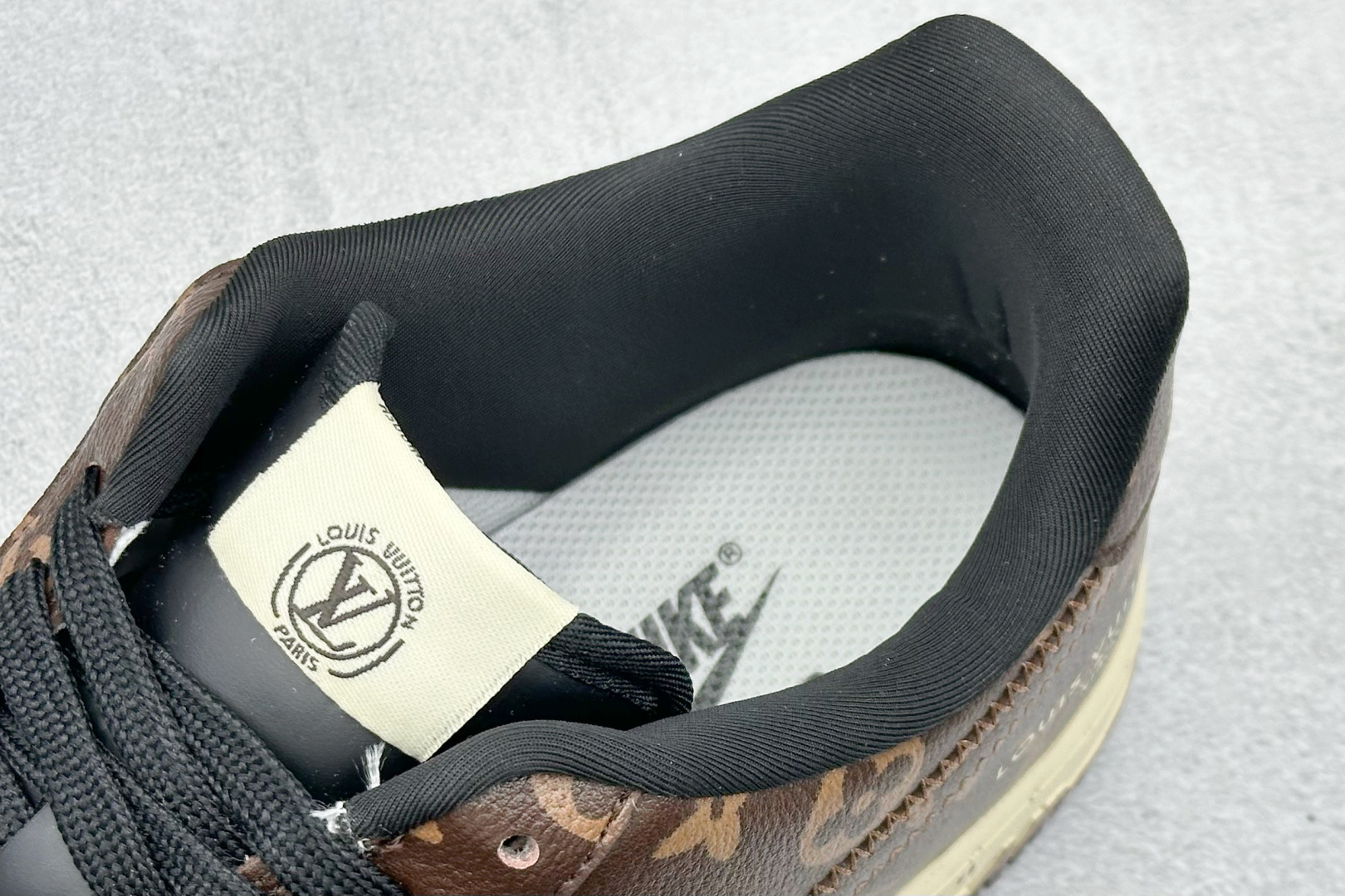 SC版Nike Air Force 1'07 Low LV联名 咖啡灰 空军一号低帮休闲板鞋 SC0601-563-莆田鞋,莆田鞋货源,高仿鞋,高仿鞋货源,安福档口,莆田高仿鞋,莆田鞋批发,高仿鞋批发,莆田高仿运动鞋,高仿运动鞋,莆田运动鞋 SC版Nike Air Force 1'07 Low LV联名 咖啡灰 空军一号低帮休闲板鞋 SC0601-563