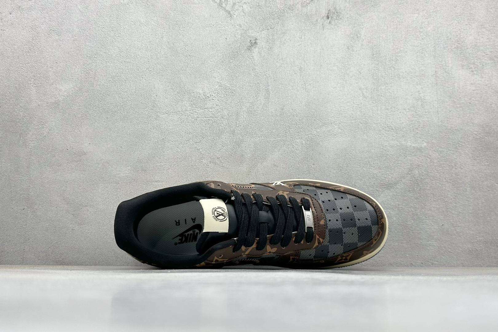 SC版Nike Air Force 1'07 Low LV联名 咖啡灰 空军一号低帮休闲板鞋 SC0601-563-莆田鞋,莆田鞋货源,高仿鞋,高仿鞋货源,安福档口,莆田高仿鞋,莆田鞋批发,高仿鞋批发,莆田高仿运动鞋,高仿运动鞋,莆田运动鞋 SC版Nike Air Force 1'07 Low LV联名 咖啡灰 空军一号低帮休闲板鞋 SC0601-563