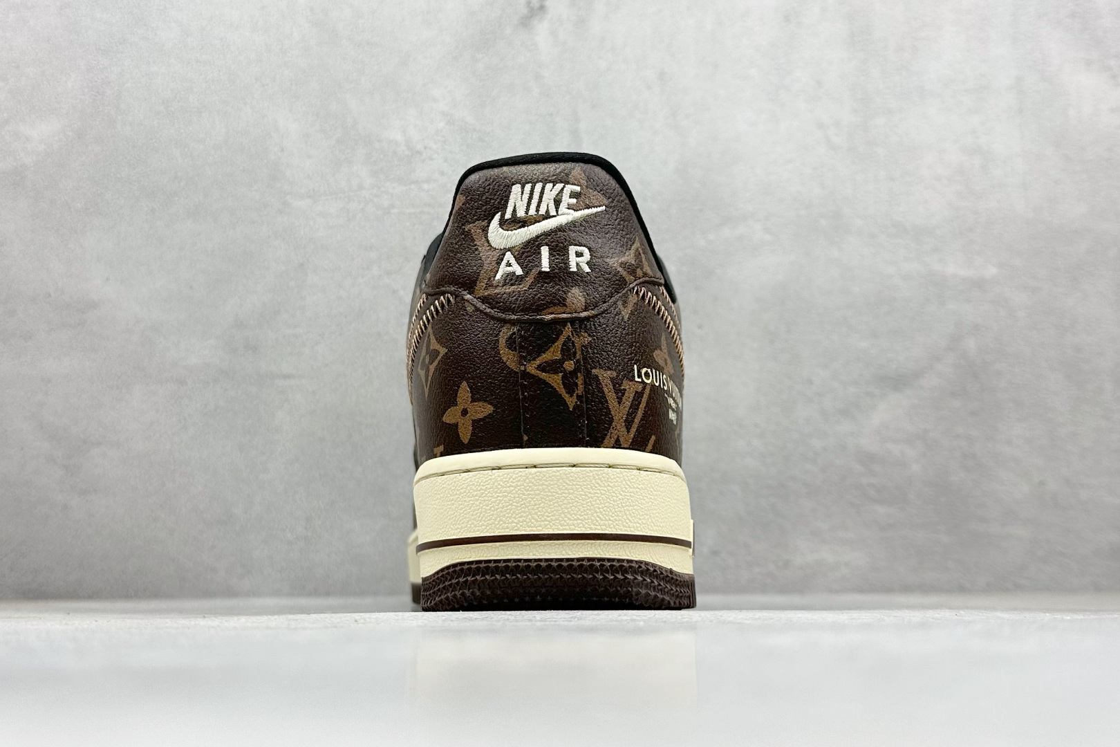 SC版Nike Air Force 1'07 Low LV联名 咖啡灰 空军一号低帮休闲板鞋 SC0601-563-莆田鞋,莆田鞋货源,高仿鞋,高仿鞋货源,安福档口,莆田高仿鞋,莆田鞋批发,高仿鞋批发,莆田高仿运动鞋,高仿运动鞋,莆田运动鞋 SC版Nike Air Force 1'07 Low LV联名 咖啡灰 空军一号低帮休闲板鞋 SC0601-563