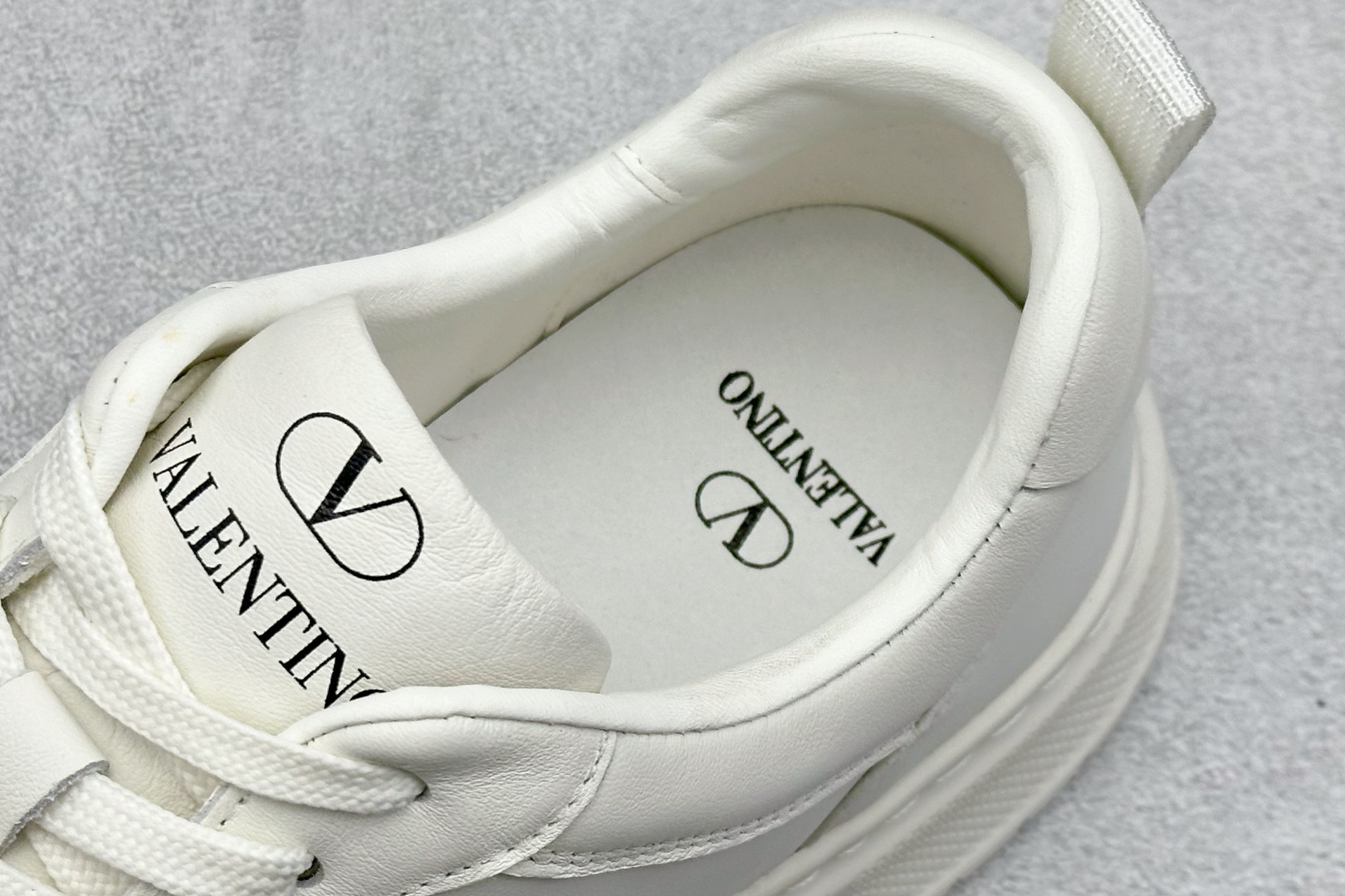 380 Valentino 华伦天奴 Rockstud untitled 厚底休闲铆钉小白鞋-Chinese UA Cheap High Quatity Brand Clothes Bags handbags Sneakers wholesale wholesaler seller from China Factory suppliers Fashion Clothing Shoes best Quality Beautiful Price 380 Valentino 华伦天奴 Rockstud untitled 厚底休闲铆钉小白鞋