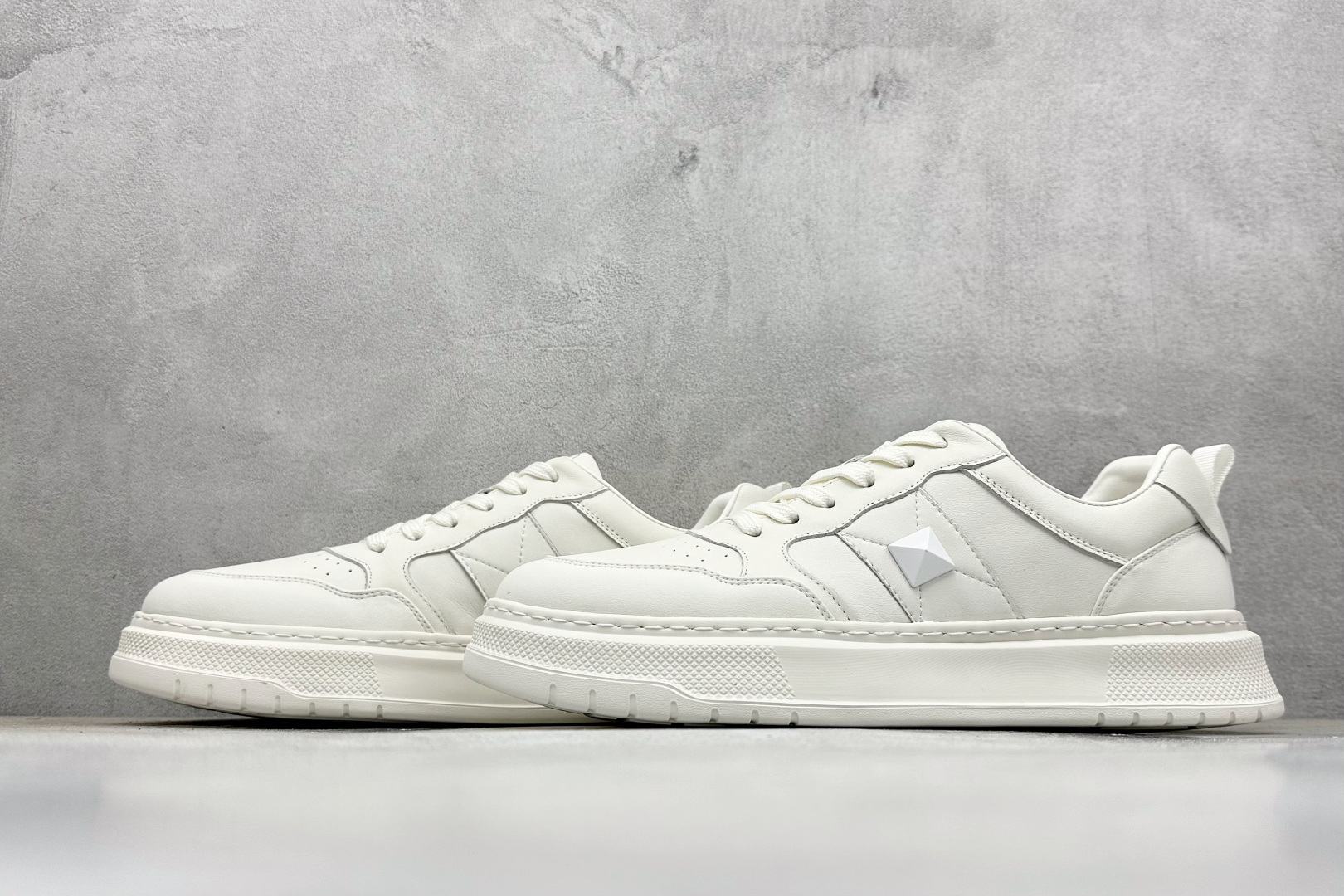 380 Valentino 华伦天奴 Rockstud untitled 厚底休闲铆钉小白鞋-Chinese UA Cheap High Quatity Brand Clothes Bags handbags Sneakers wholesale wholesaler seller from China Factory suppliers Fashion Clothing Shoes best Quality Beautiful Price 380 Valentino 华伦天奴 Rockstud untitled 厚底休闲铆钉小白鞋