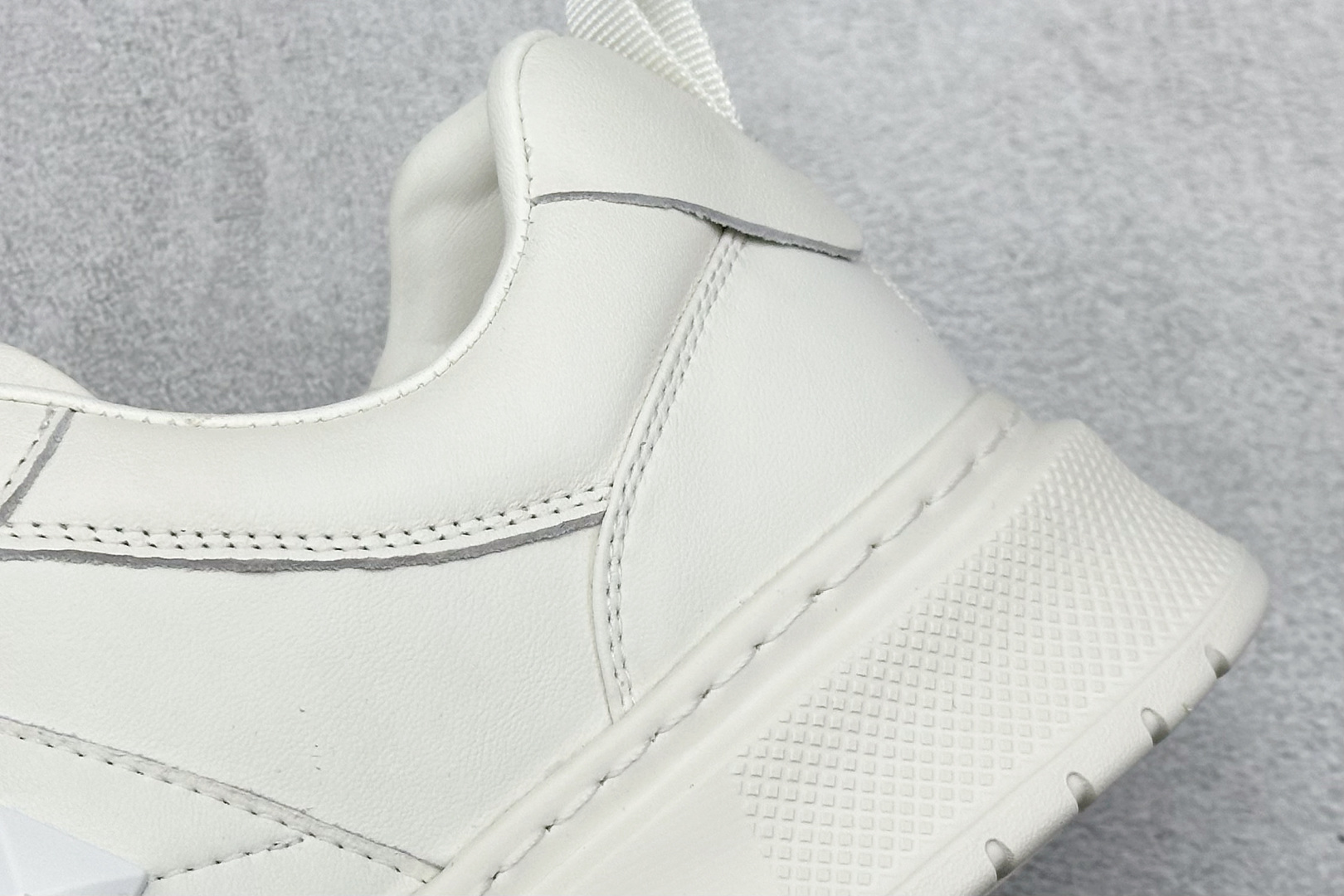 380 Valentino 华伦天奴 Rockstud untitled 厚底休闲铆钉小白鞋-Chinese UA Cheap High Quatity Brand Clothes Bags handbags Sneakers wholesale wholesaler seller from China Factory suppliers Fashion Clothing Shoes best Quality Beautiful Price 380 Valentino 华伦天奴 Rockstud untitled 厚底休闲铆钉小白鞋