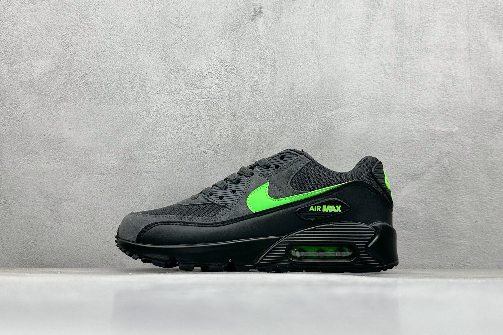 💰290
NK Air MAX 90 气垫复古减震跑步鞋
经典重温 独家陆续补货 外单专供大厂出品 品质稳定 一百余色 终端操作 Air Max 90于1990年推出 来自Air Max系列 在Air Max 1的基础上改进而得 增加了气垫面积 外型上也更为流线 最特別的就是加入了菱纹塑胶嵌板 为Air Max 90增添了许多潮流气息 皮革鞋面 造就出色耐穿性和支撑力 Max Air缓震配置搭配泡棉中底 令Air Max 90轻盈而舒适 华夫格橡胶外底 铸就Air Max 90非凡的抓地力 而Air Max 90不仅是一双跑鞋 它成功跨越了时间的演进 成为了球鞋文化与潮流圈中最熟为人知的鞋款之一 
货号：DM0029-015
SIZE：36-46
编码：29