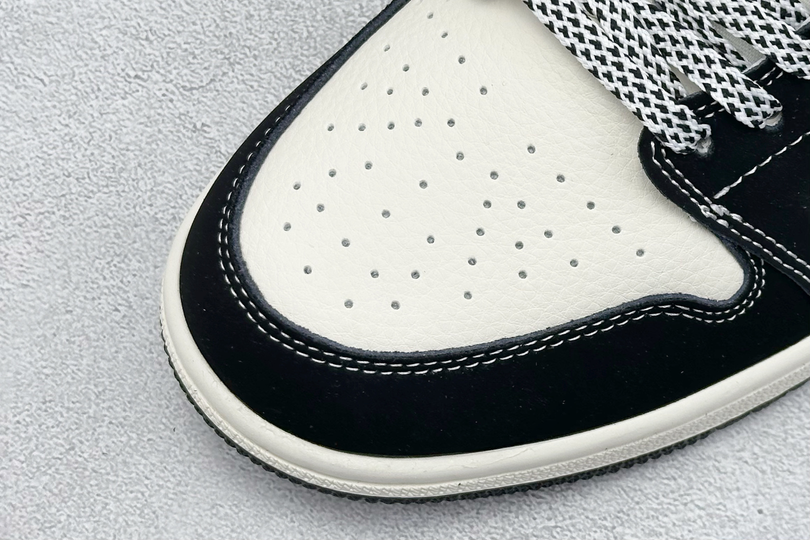 Nike Jordan Air Jordan 1 “斯图西联名——台球米黑方格” 高端定制 乔丹低帮休闲板鞋 LJ2025-001